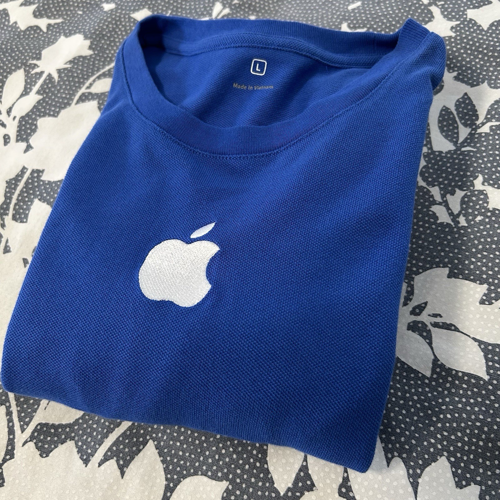 Official Apple Store Employee Uniform T-Shirt Blue Embroidered Logo Size L