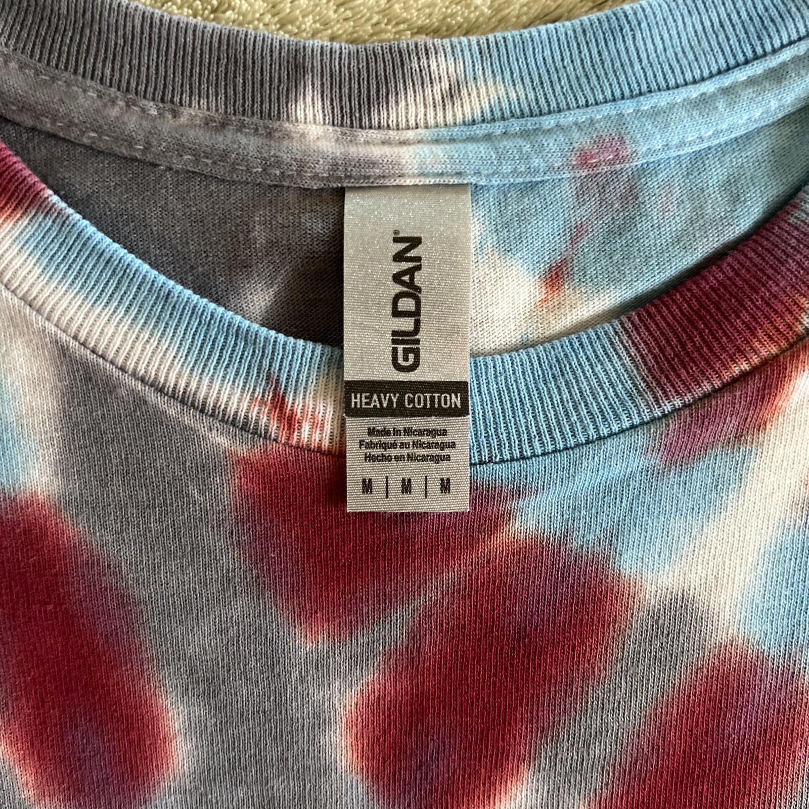 NEW Gildan Mens Red Gray Blue Spiral Tie Dye Short Sleeve Shirt MEDIUM