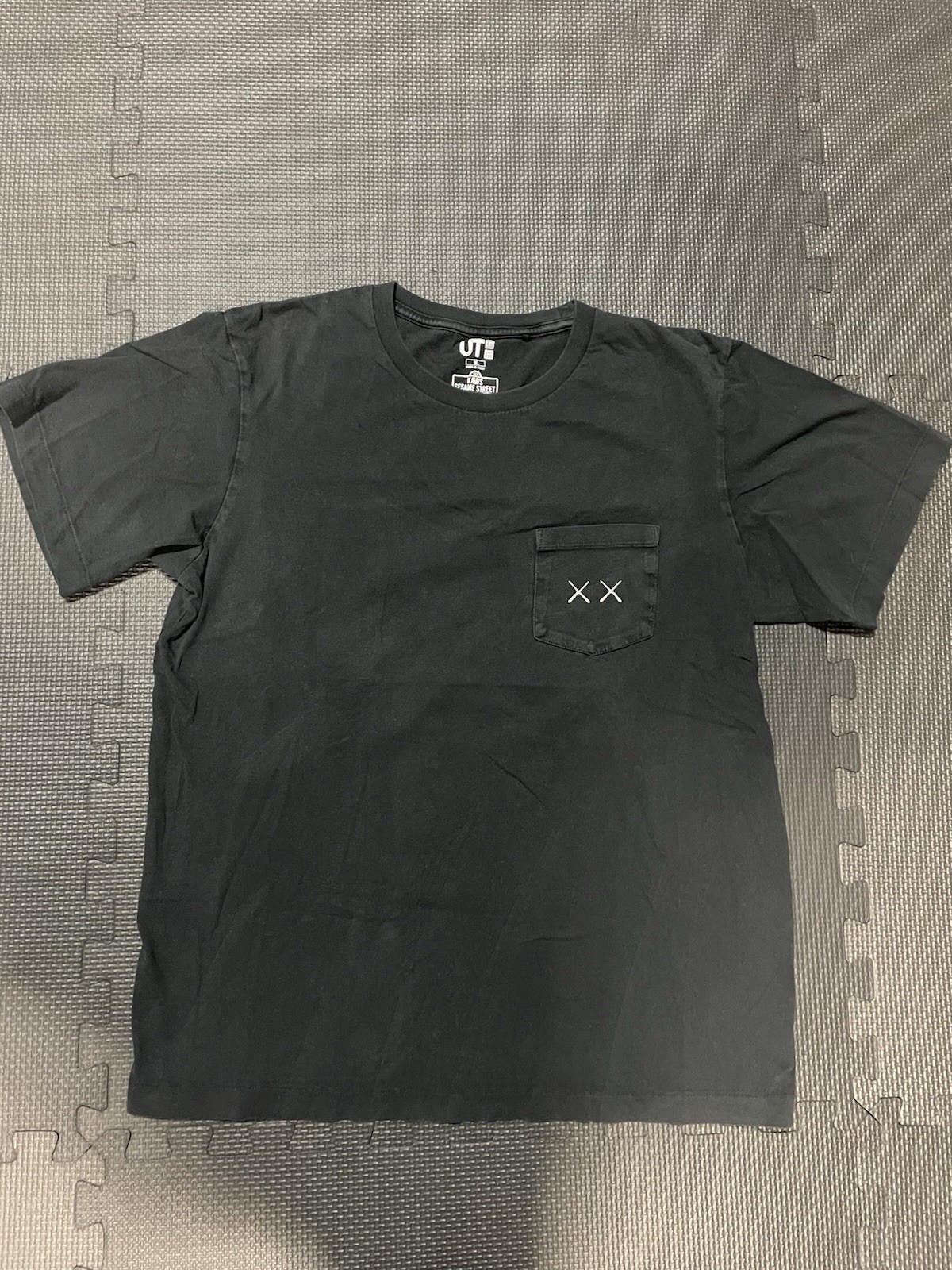 Uniqlo x Kaws x Sesame Street Black Short Sleeve T Shirt Men’s Medium