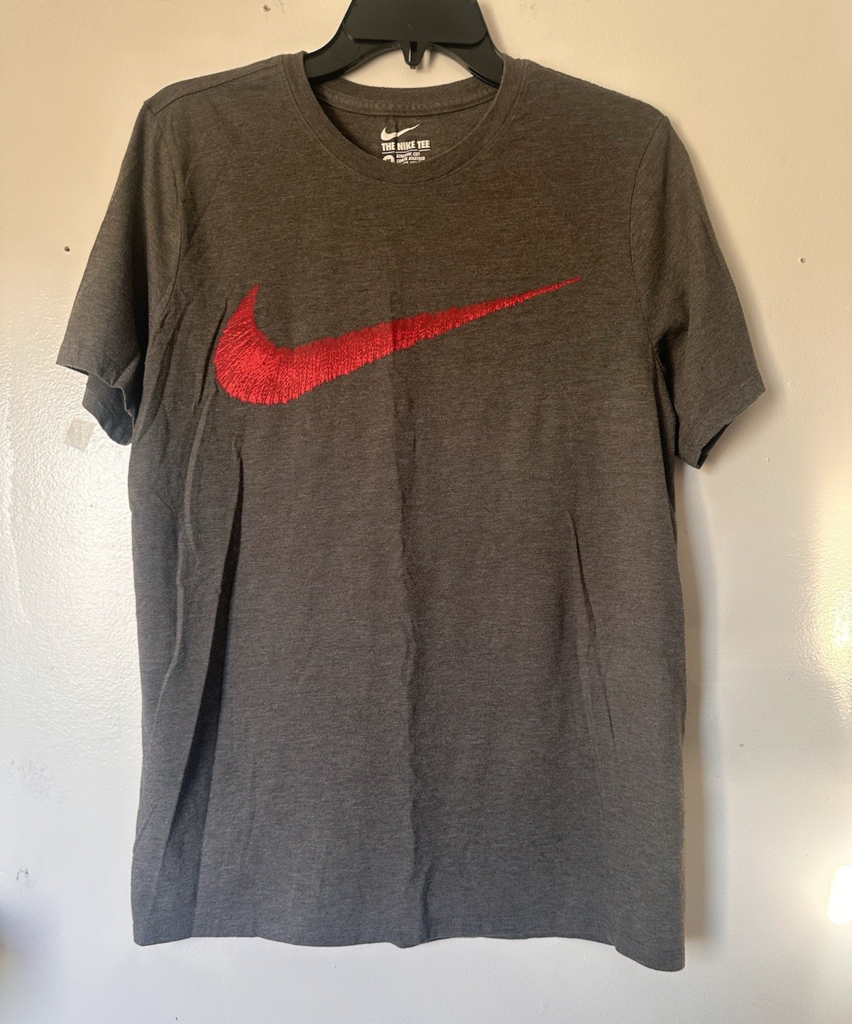 Nike The Nike Tee Men’s Athletic Fit M Short Sleeve Crew Gray/Red Graphic Tee