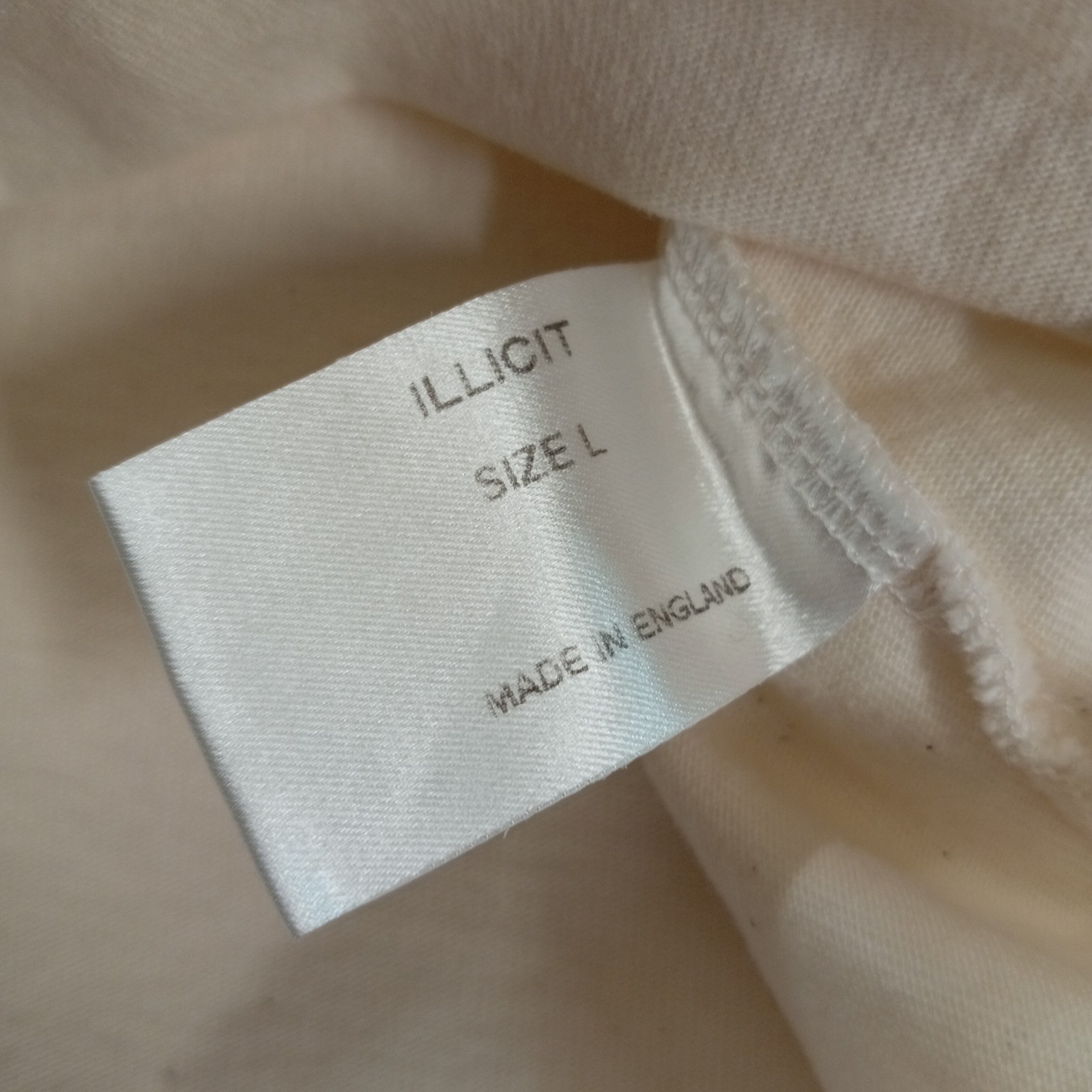 Illicit Bloc China Vase T-Shirt Ecru White Large 300GSM 100% Cotton (L) Sample