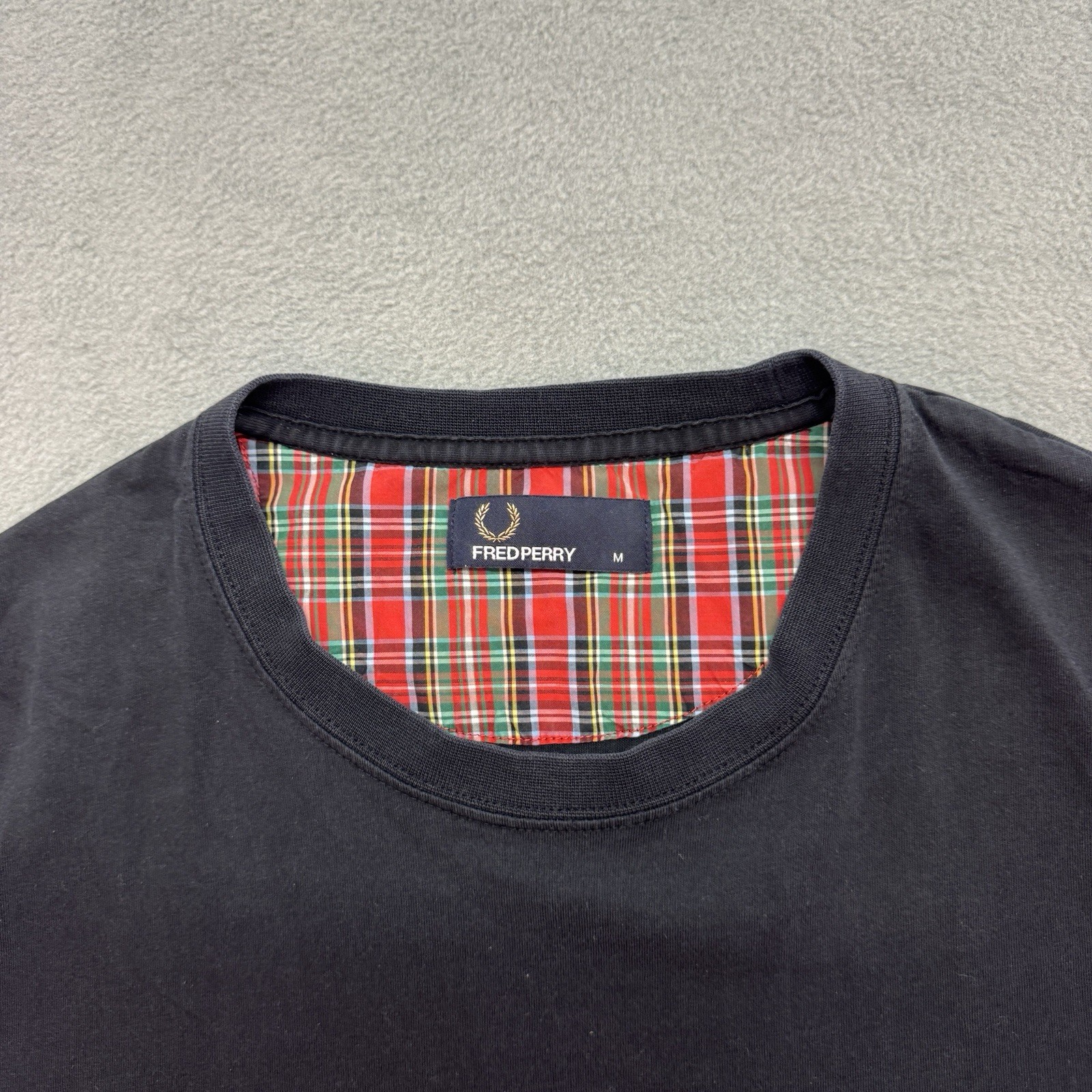Fred Perry T Shirt Medium Men’s Short Sleeve Crew Neck Tee Black Logo Preppy
