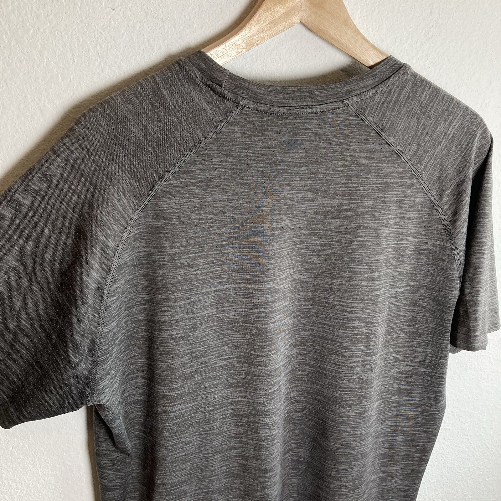 Rhone Reign Tech T-Shirt Mens M Gray Short Sleeve Workout Athletic Performance