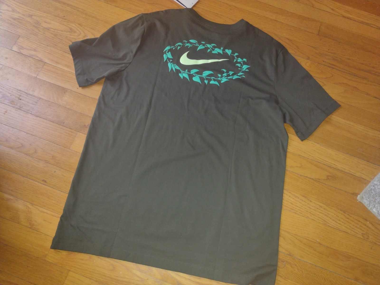 NWT, Nike Men’s Graphic 100% Cotton Dark Green T-Shirt, Style # HJ0618-355