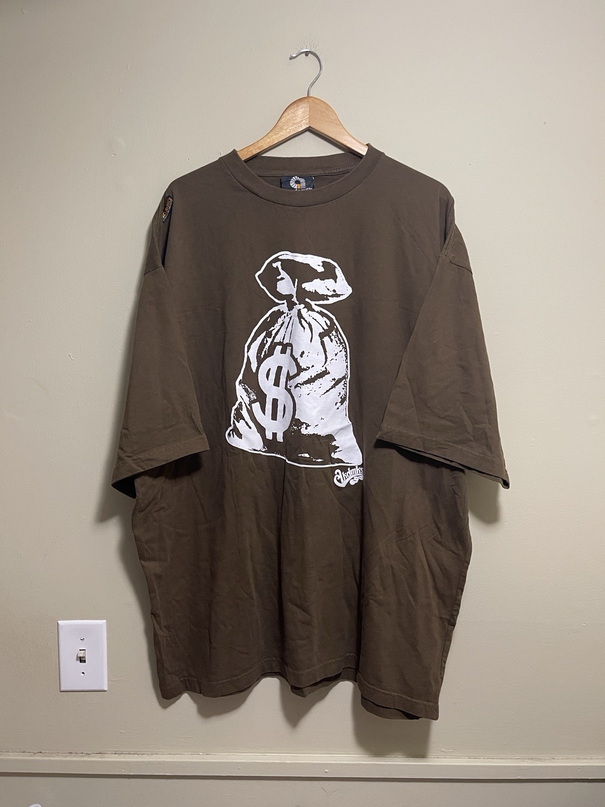 Vtg Akademiks Money Bag Graphic T Shirt Men’s 2XL Brown Y2K Hip Hop Rap