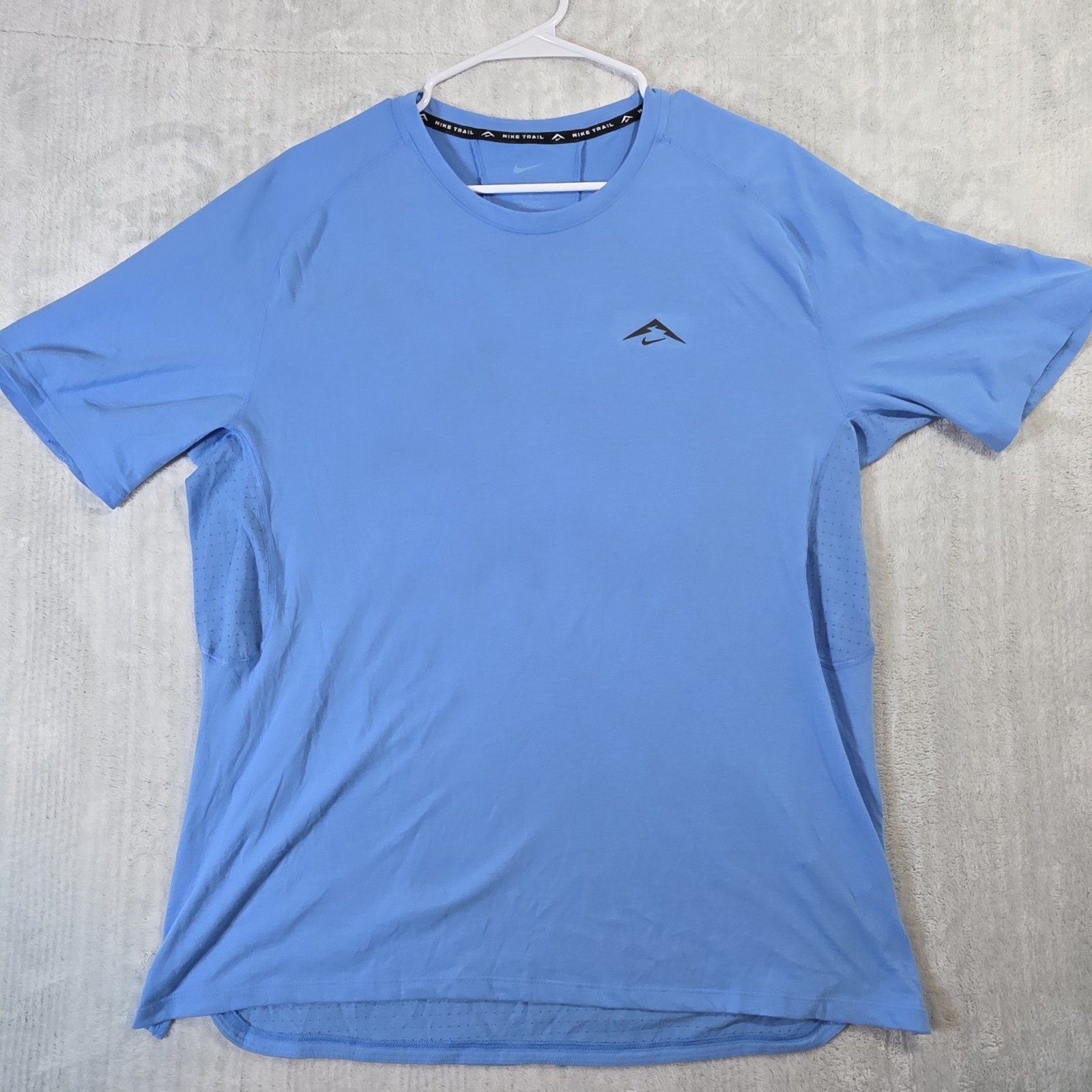 Nike trail light blue shirt size L mens DRi-FIT ADV Solar Chase