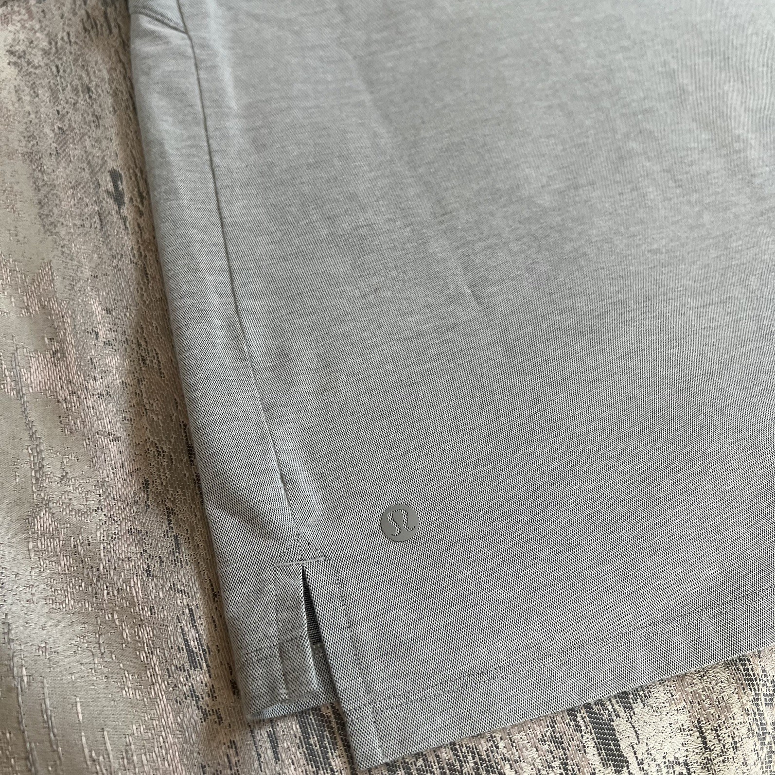Lululemon Men’s Chest Pocket Relaxed Fit Tee Oxford – Grey – Medium