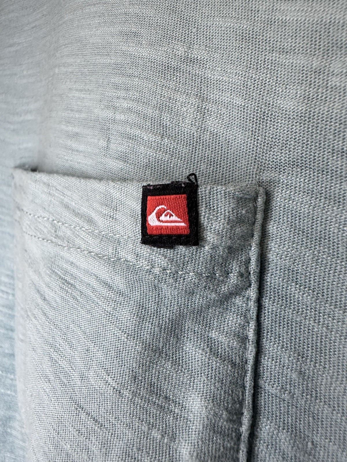 Quicksilver Logo T-Shirt Blue Pocket Tee Surf Skate Size Large Y2K Chambray