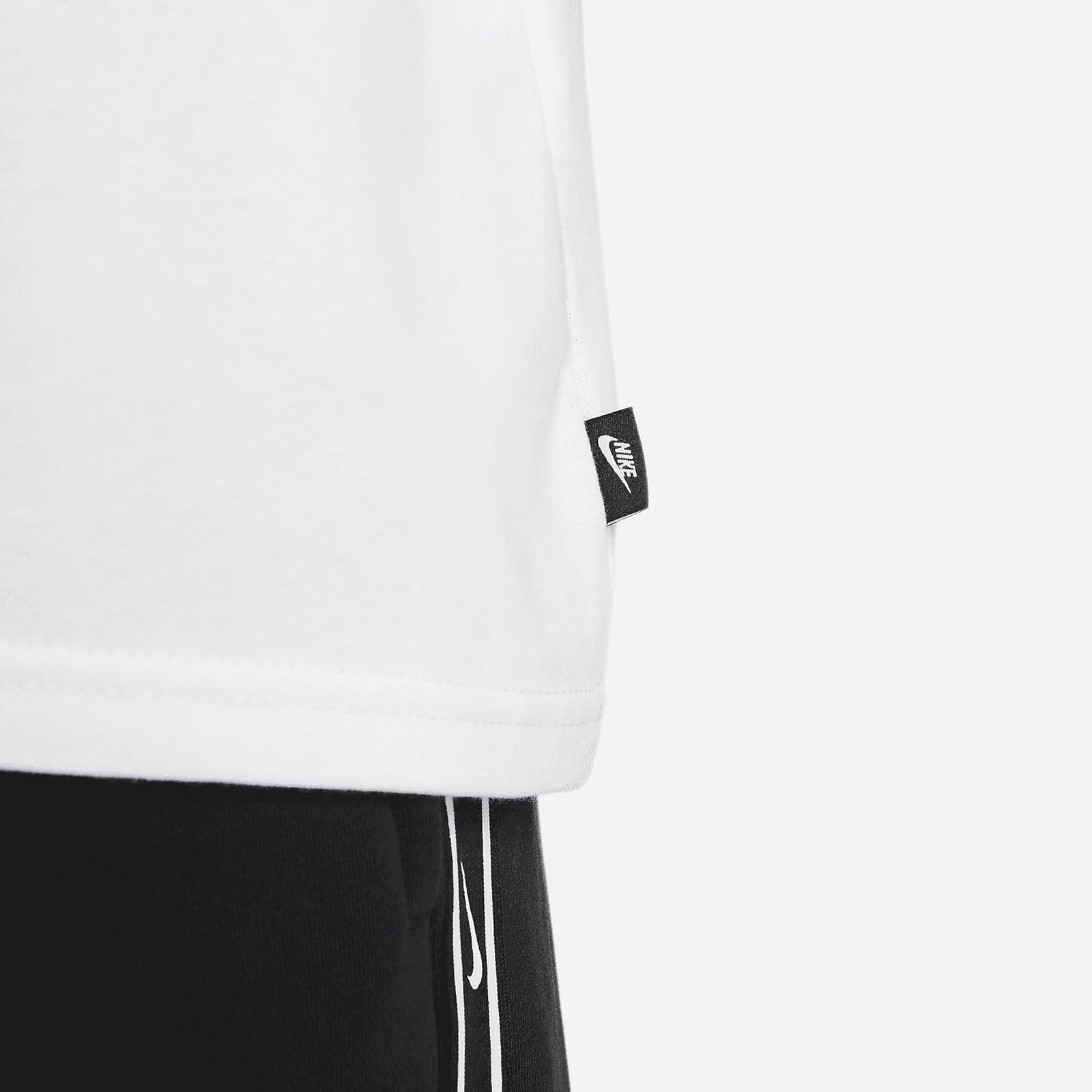 Nike Sportswear Premium Essentials Men’s Long-Sleeve Pocket T-Shirt (White/Black