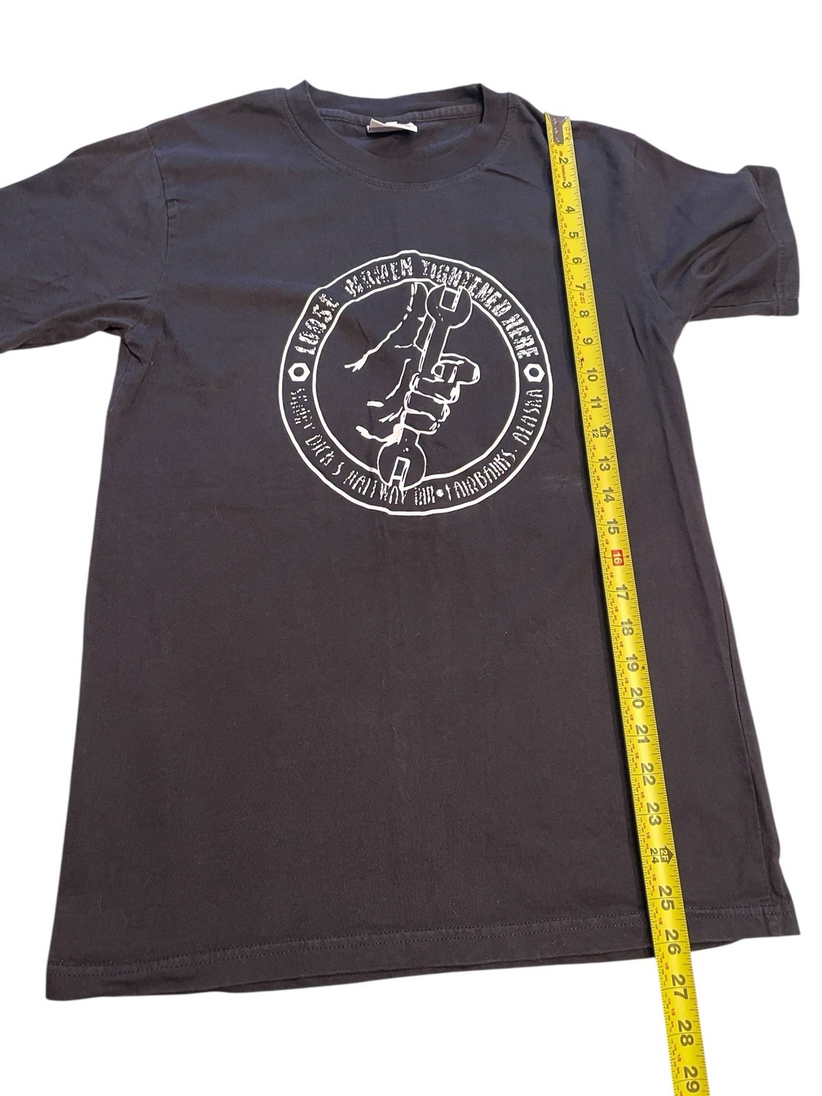 Skinny Dick’s Halfway Inn Fairbanks Alaska Bar Graphic T Shirt Mens Size Medium