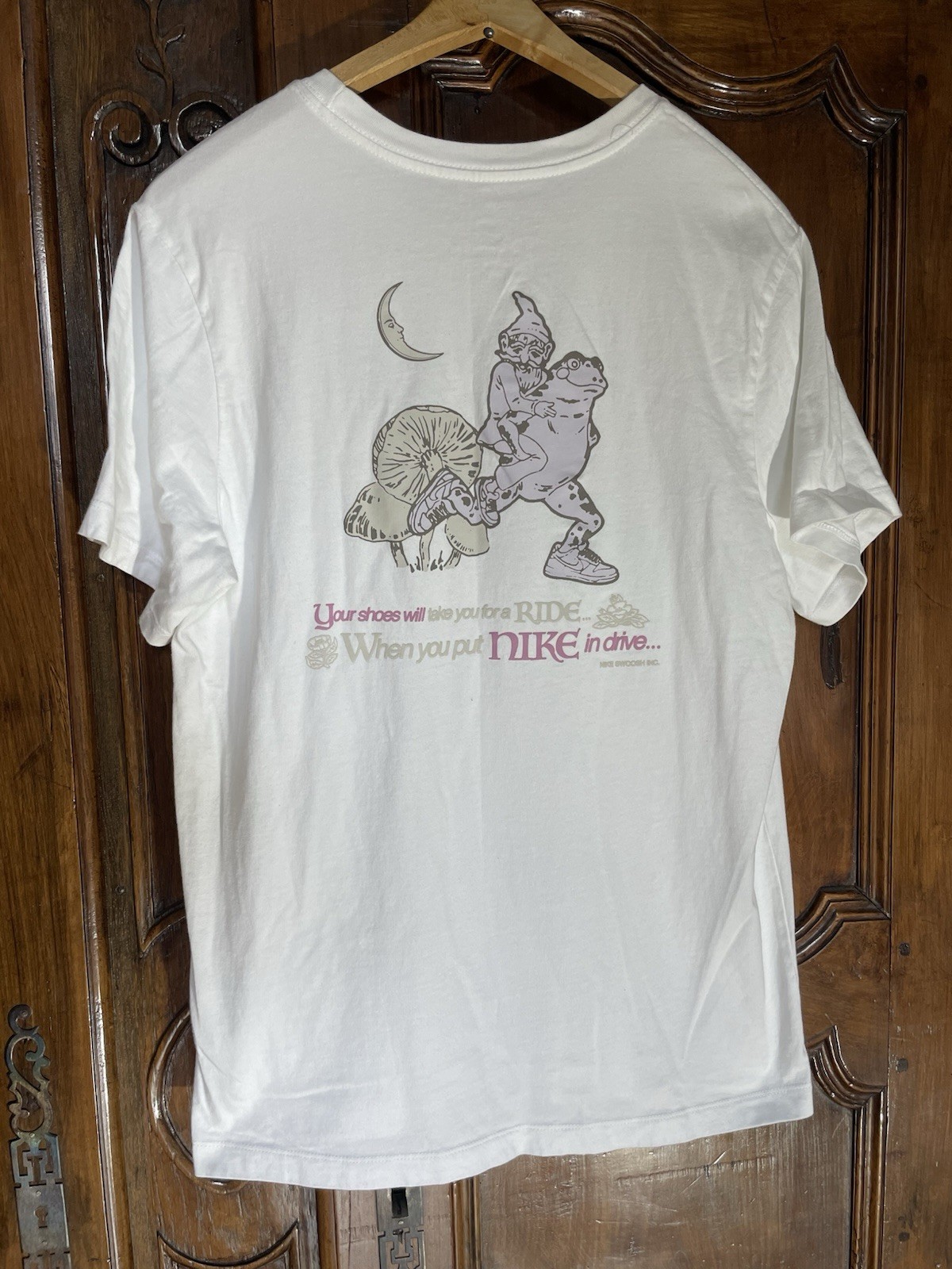 Nike Swoosh Inc Gnome Frog Graphic T Shirt White Men’s Medium DX1067-100