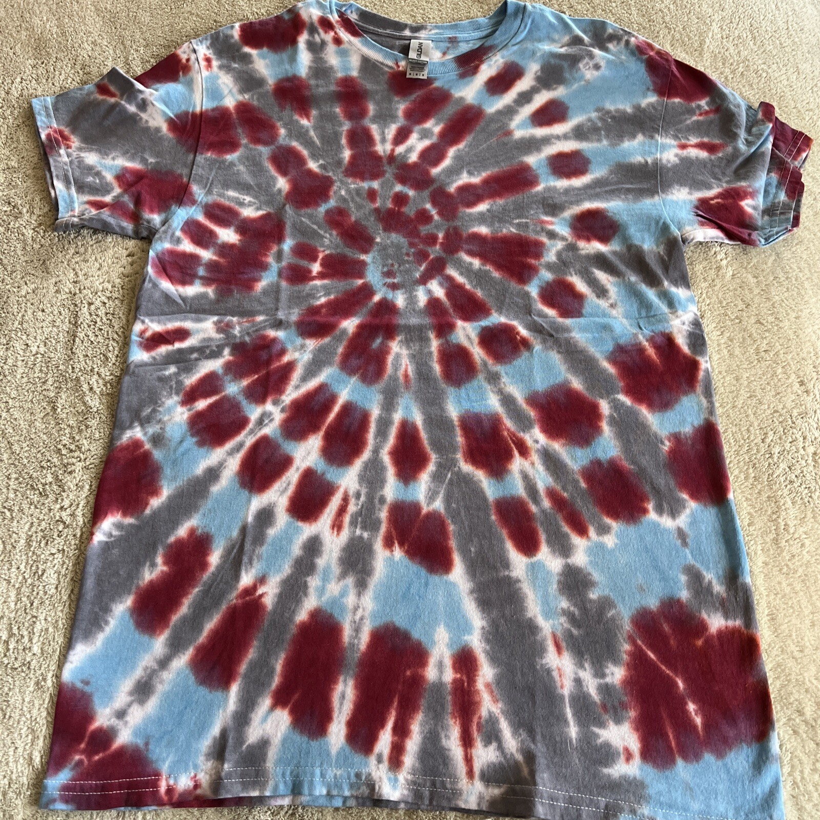 NEW Gildan Mens Red Gray Blue Spiral Tie Dye Short Sleeve Shirt MEDIUM