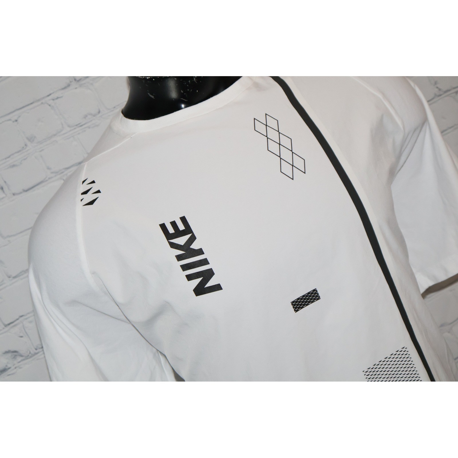 Nike T-Shirt Mens XL White Graphic Dri-Fit Polyester Spandex Performance Tee **