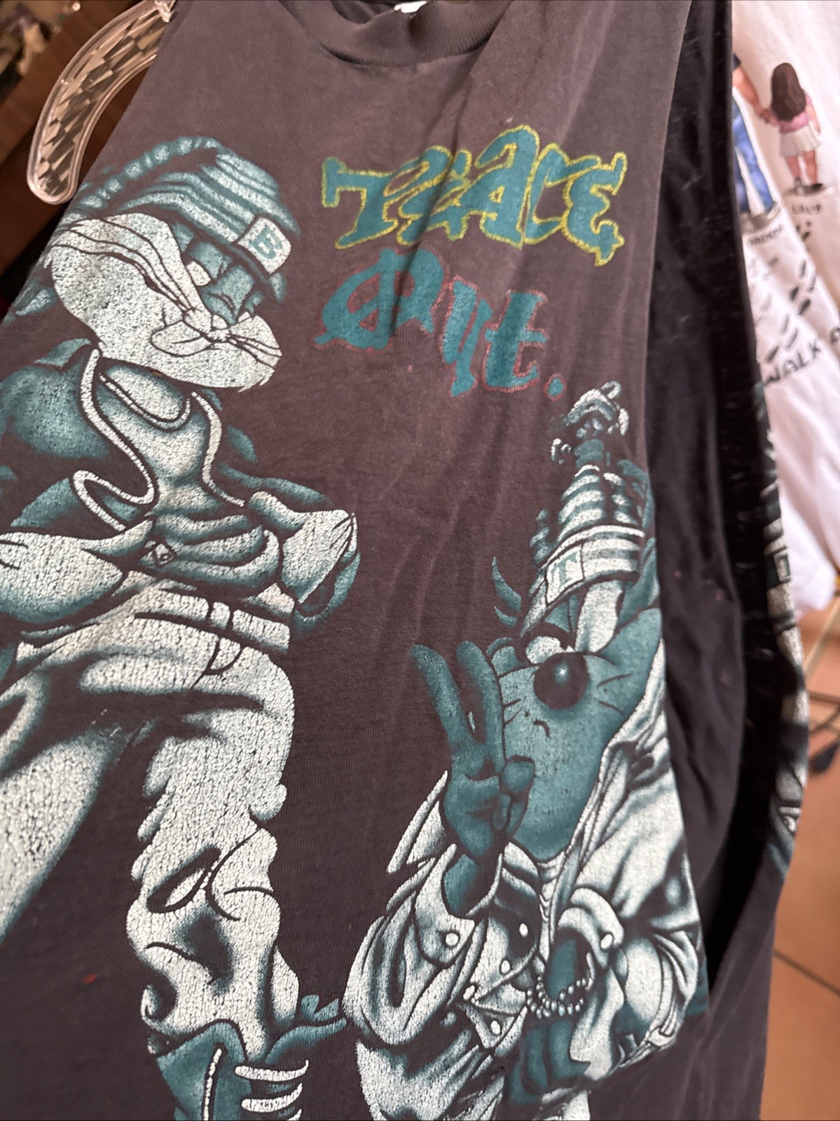 Vintage Distressed & Faded 90s 1993 Looney Tunes Peace Out T-shirt 100% Cotton