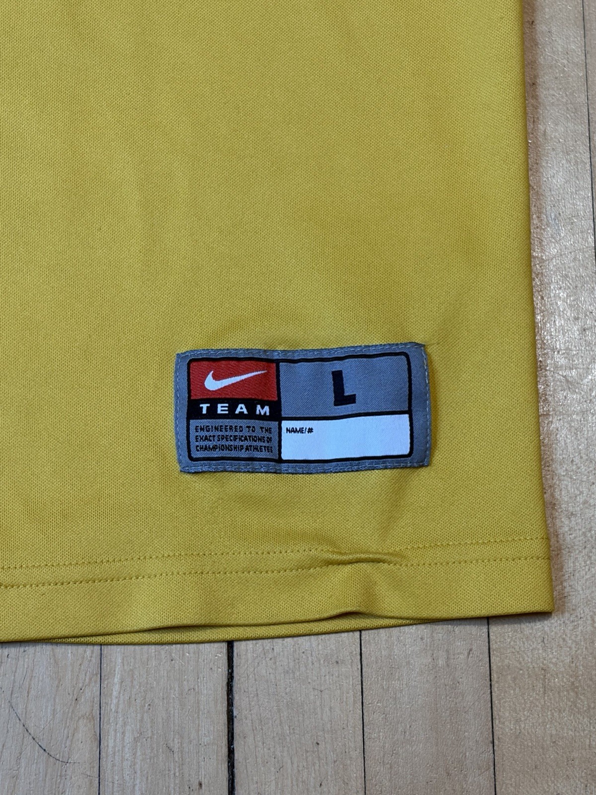 Y2K Nike Team Yellow Athletic Wear T-Shirt Men’s Size Large Short Sleeve Swoosh