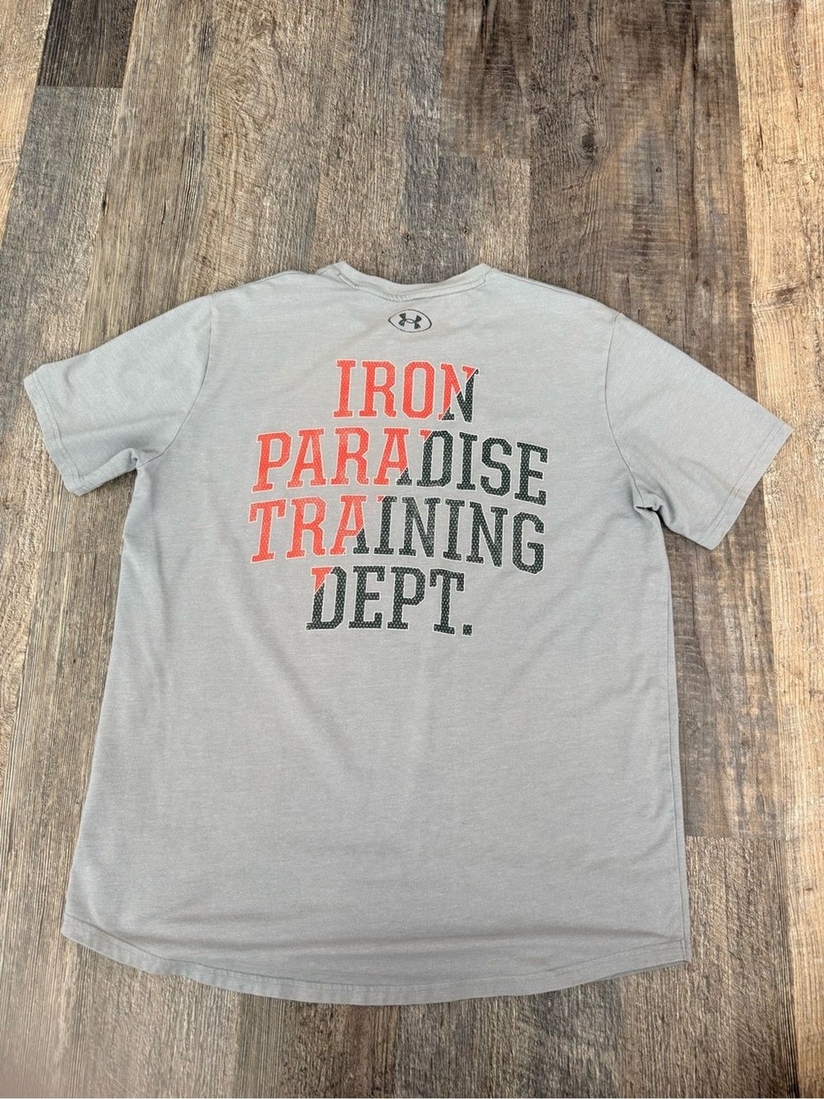 Under Armour Men’s Gray Short Sleeve Tee with Red and Black Bull Logo Large