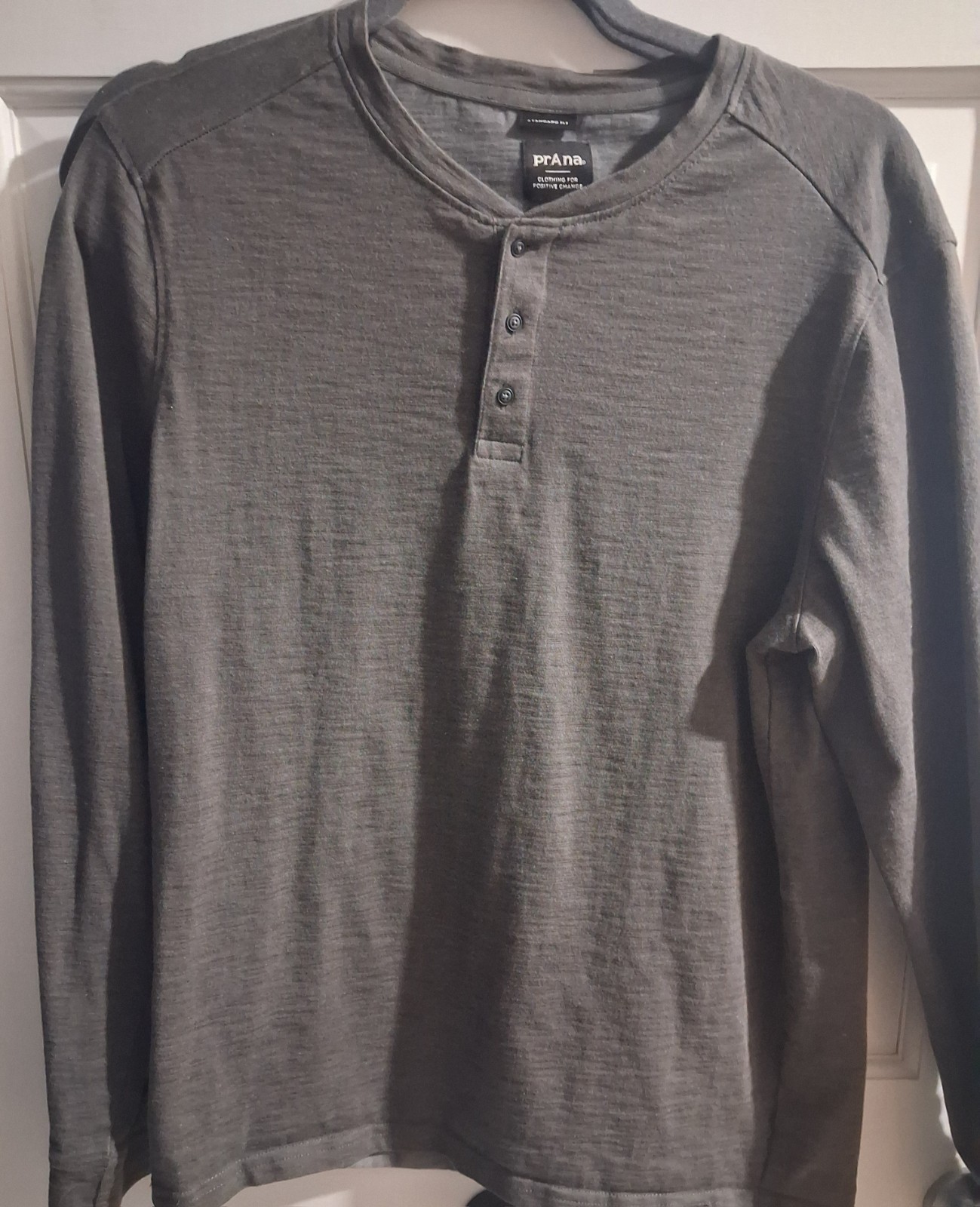prAna Men’s M Gray Solid Long Sleeve Henley T-Shirt, Standard Fit