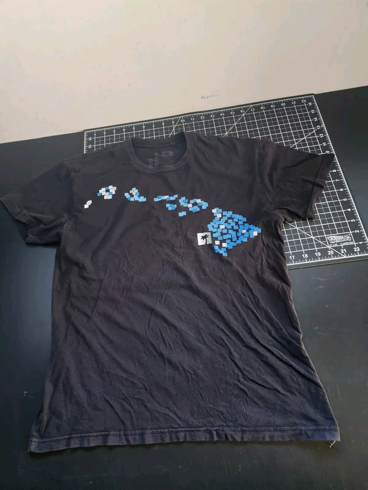 Local Motion T-Shirt Men’s Size Medium M Black Hawaiian Islands Pixel Graphic