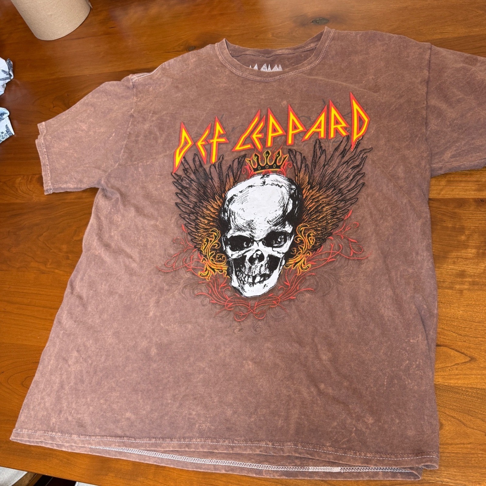 Def Leppard Graphic T-Shirt Mens Large Brown Acid Wash Winged Skull Band 2017
