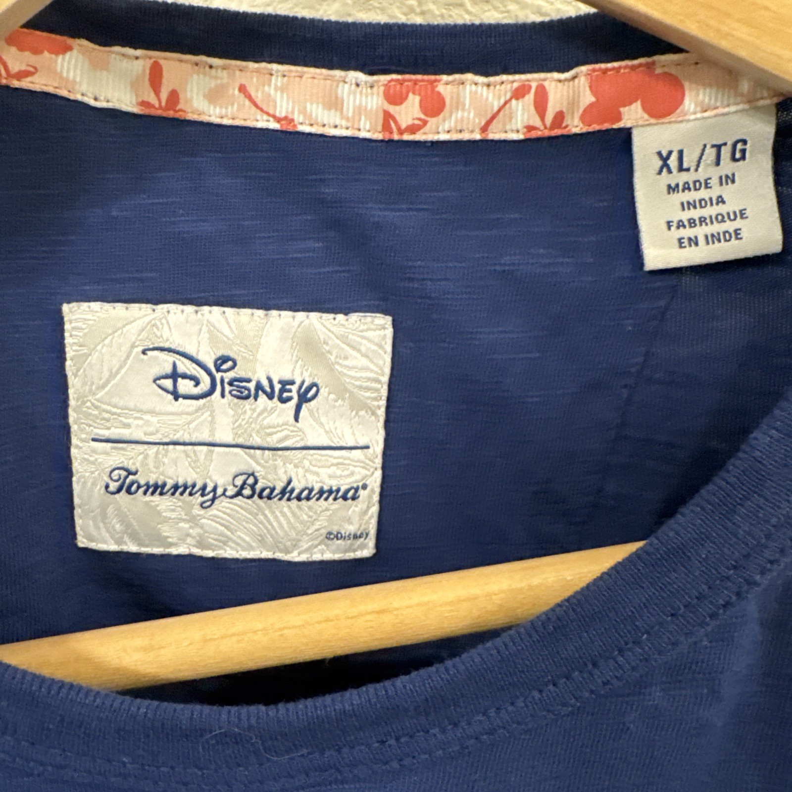 Tommy Bahama XL T-Shirt Happiest Surf Earth Mickey Disney Blue Mickey Board