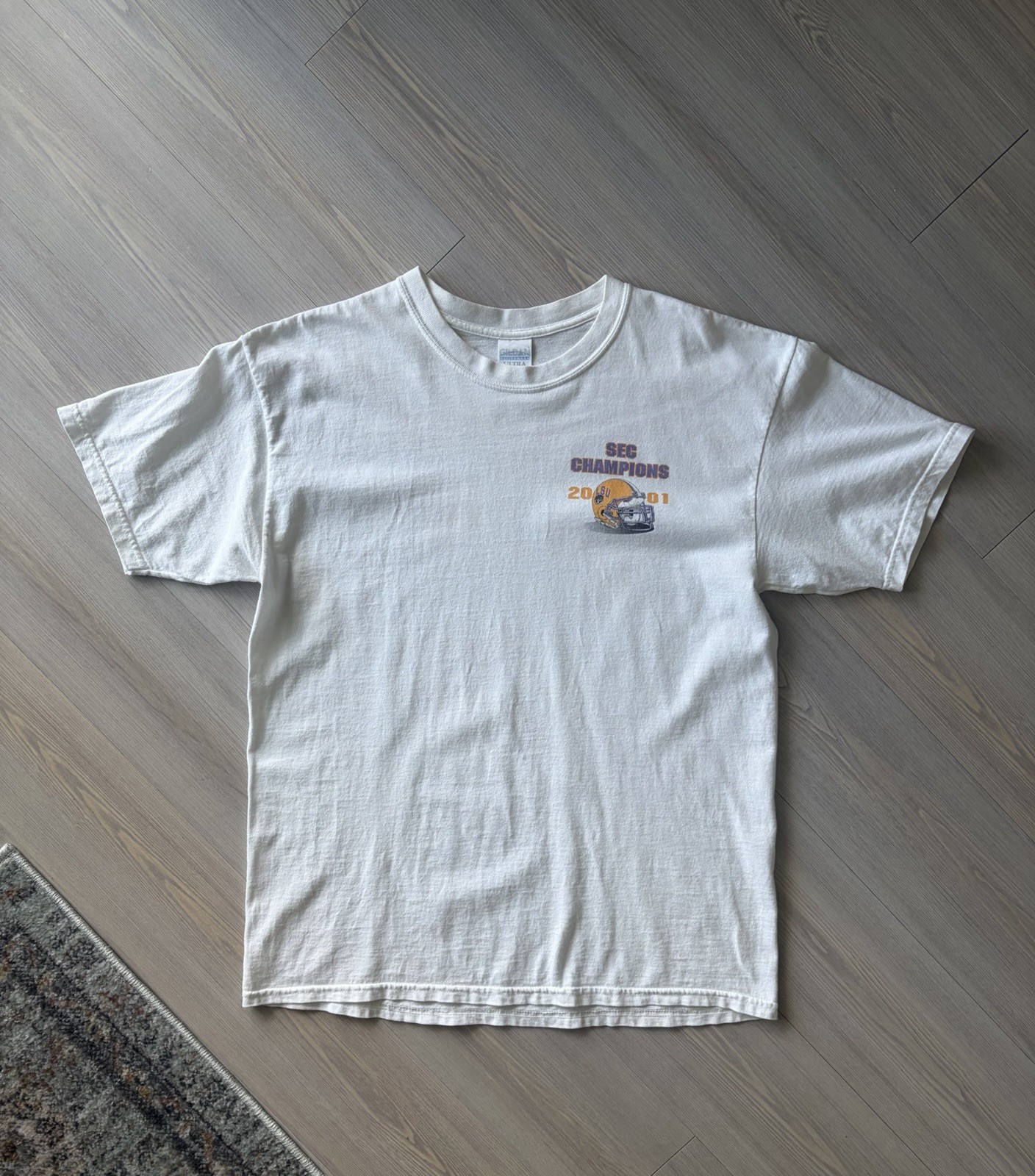 2001 LSU TIGERS VS TENNESSEE VOLUNTEERS SEC CHAMPIONS T-SHIRT ON A GILDAN TAG