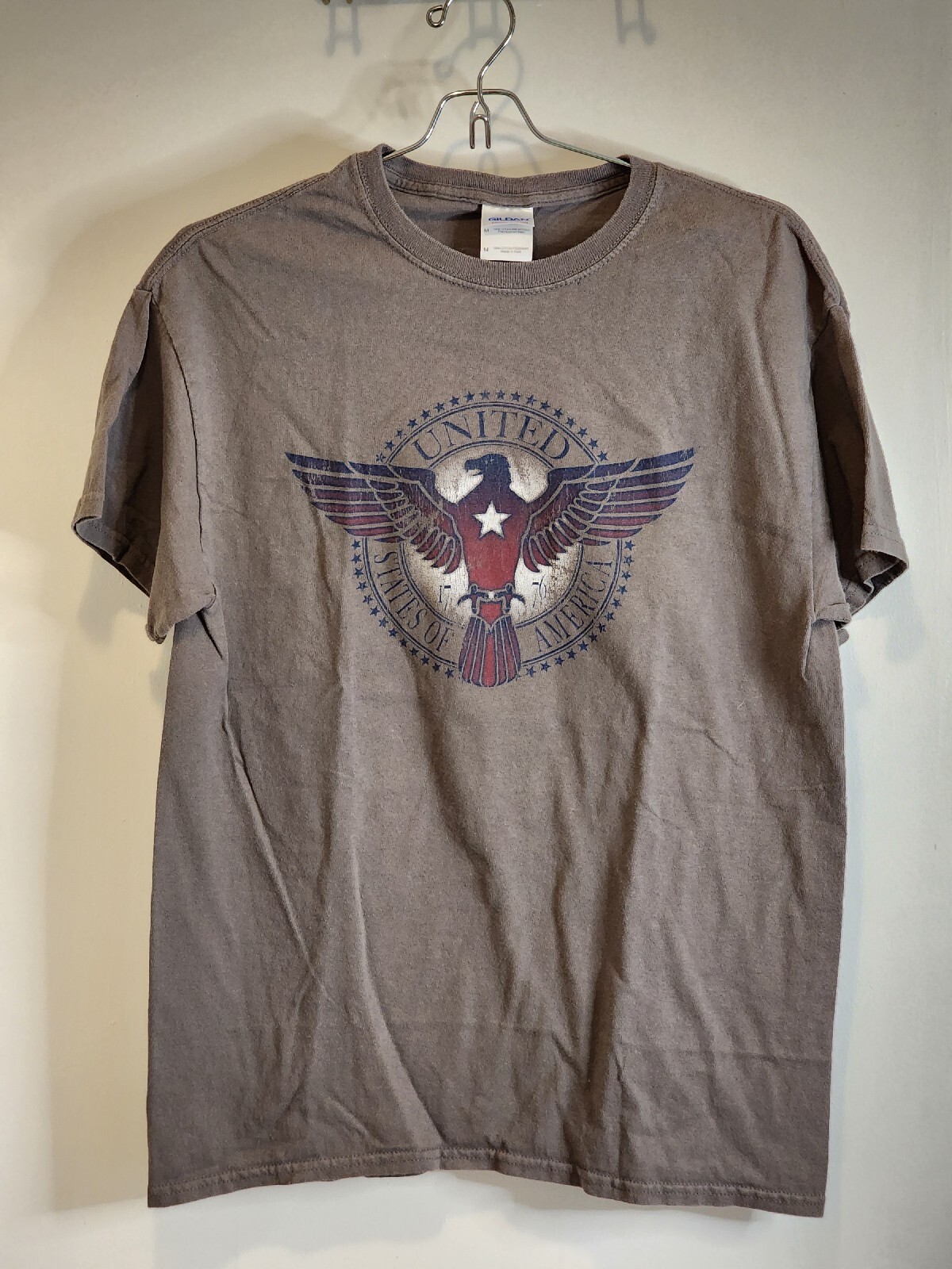 Gildan United States Of America Adult Size M Gray Black Red White Blue Tshirt