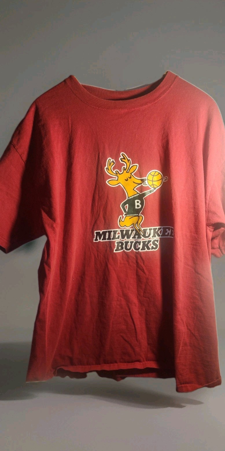 Vintage Milwaukee Bucks red and green basketball tee Size XXL no Tag
