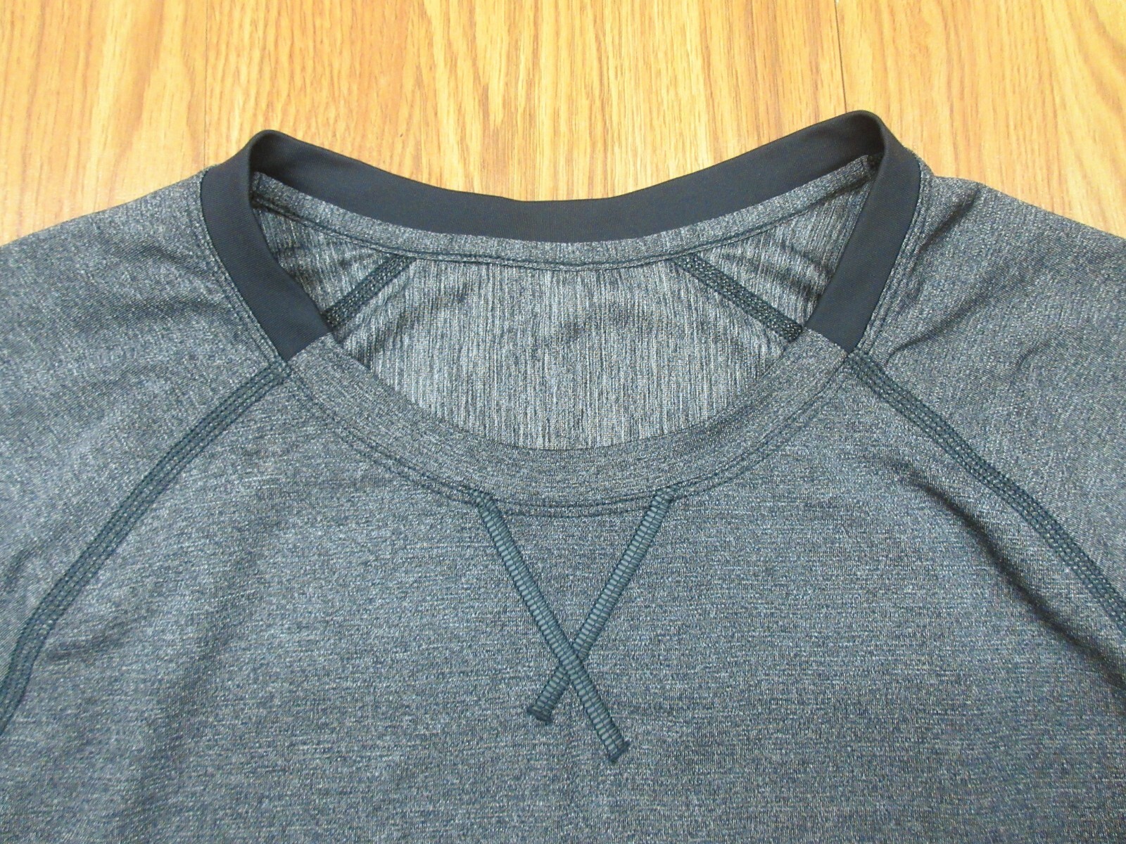 LULULEMON ATHLETICA T-SHIRT POLYESTER/SPANDEX GRAY & BLACK Sz MEDIUM, M
