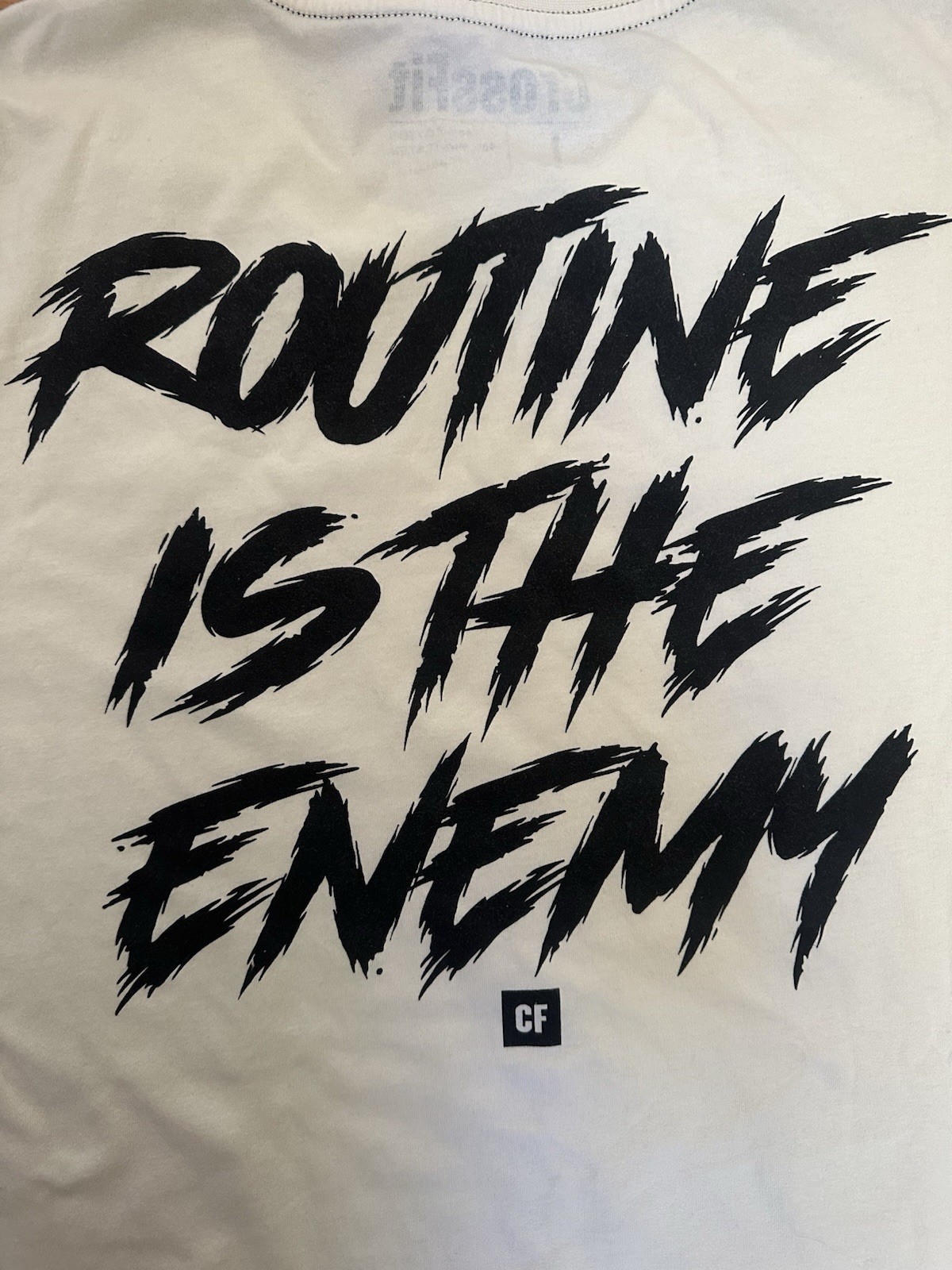 ‘Routine is the enemy’ Crossfit cream T-Shirt Men Size Large