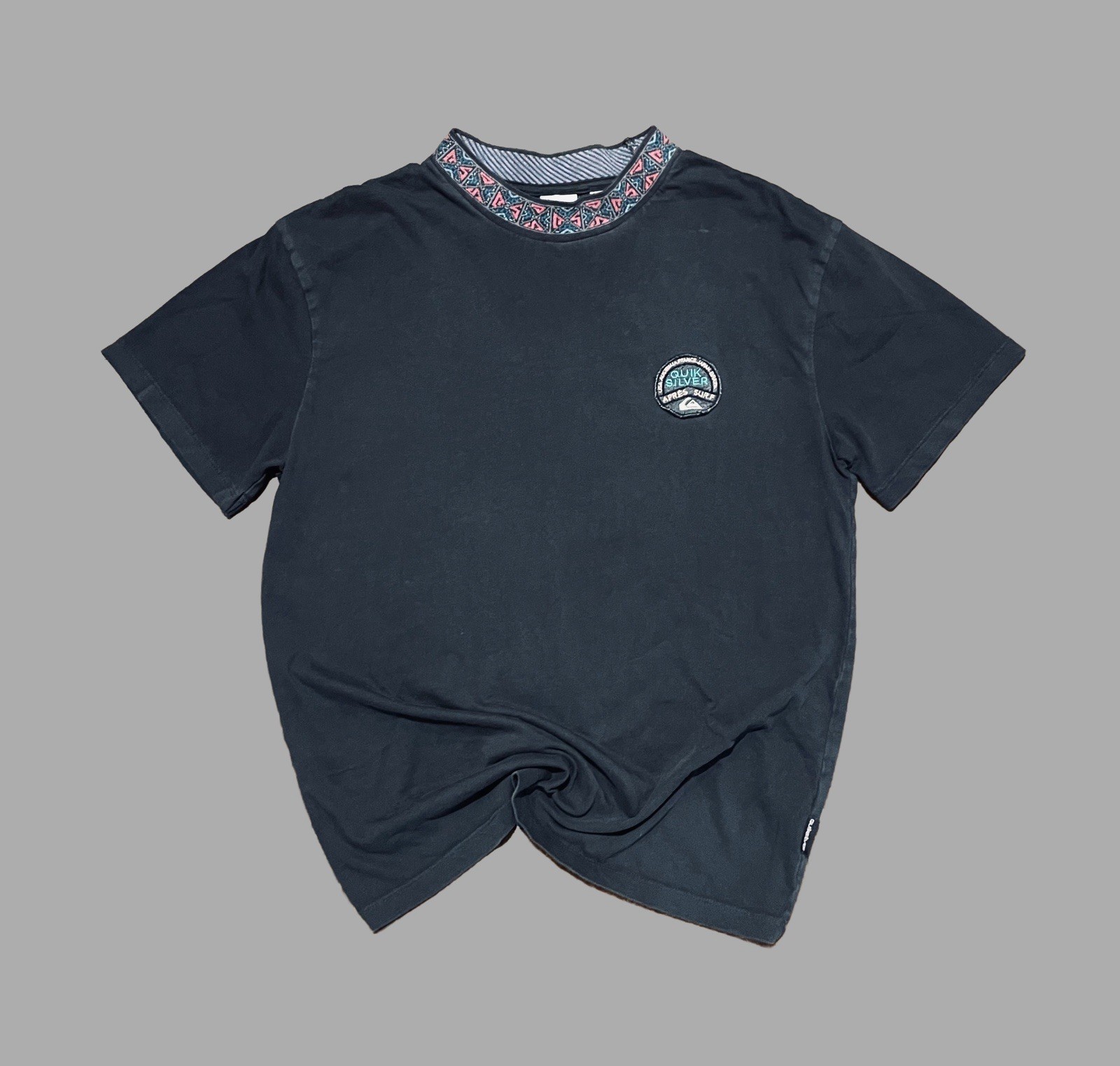 Men’s Vintage “Quiksilver x Apres Surf” Patterned Mock Neck T-Shirt