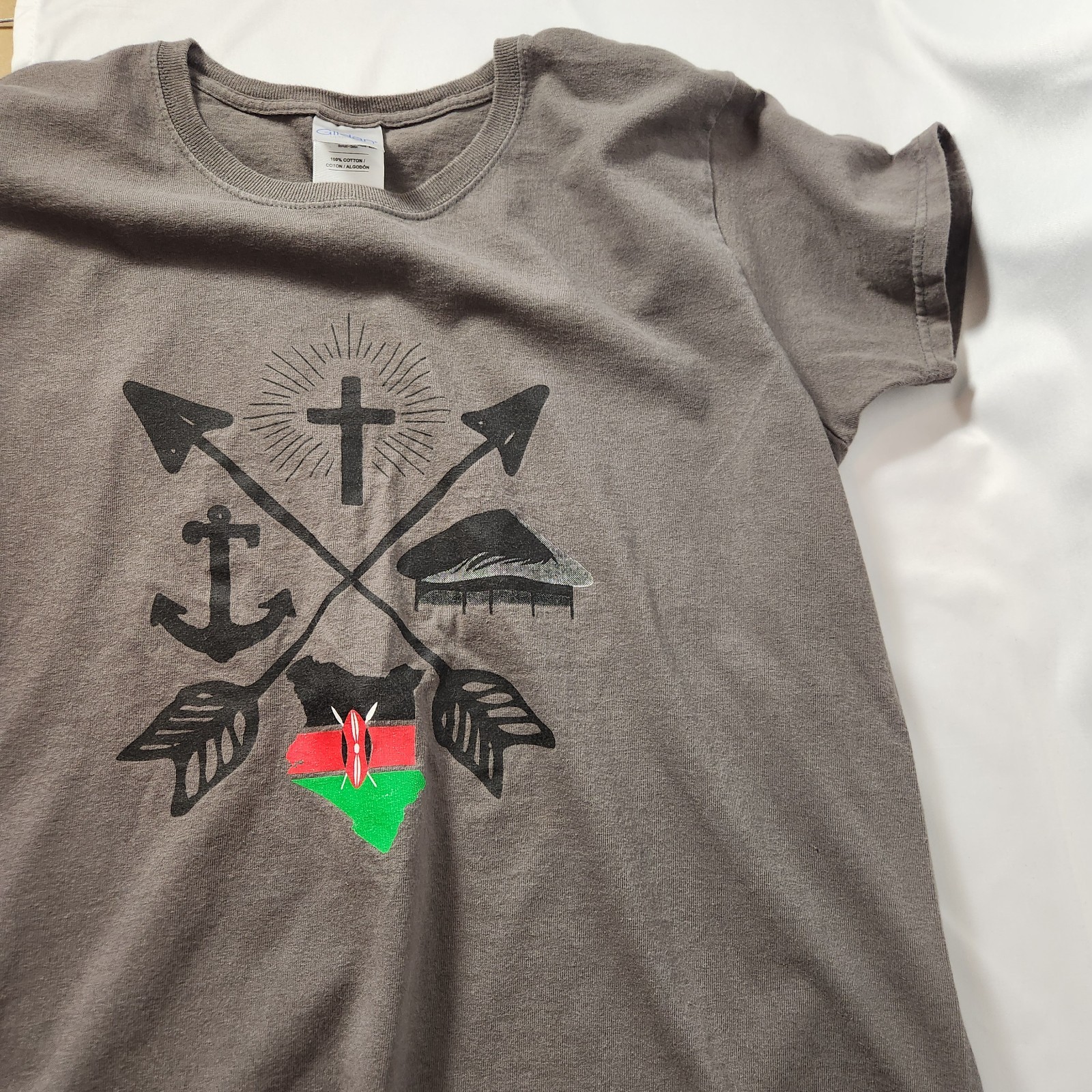 Gildan Ultra Cotton M Kenya Flag Cross Arrow Anchor Graphic T-Shirt Gray