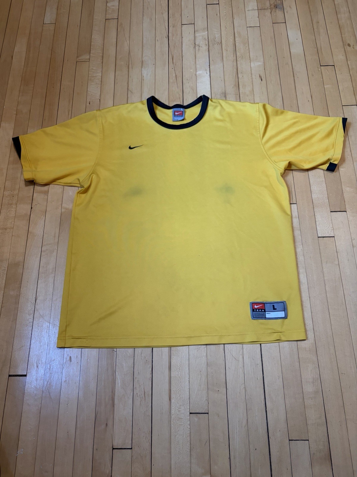 Y2K Nike Team Yellow Athletic Wear T-Shirt Men’s Size Large Short Sleeve Swoosh
