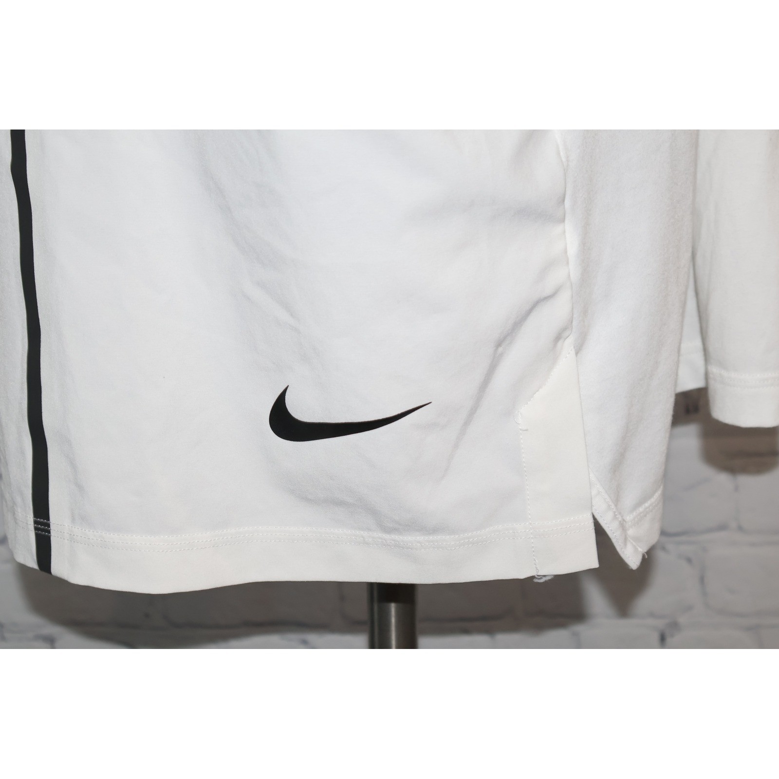 Nike T-Shirt Mens XL White Graphic Dri-Fit Polyester Spandex Performance Tee **