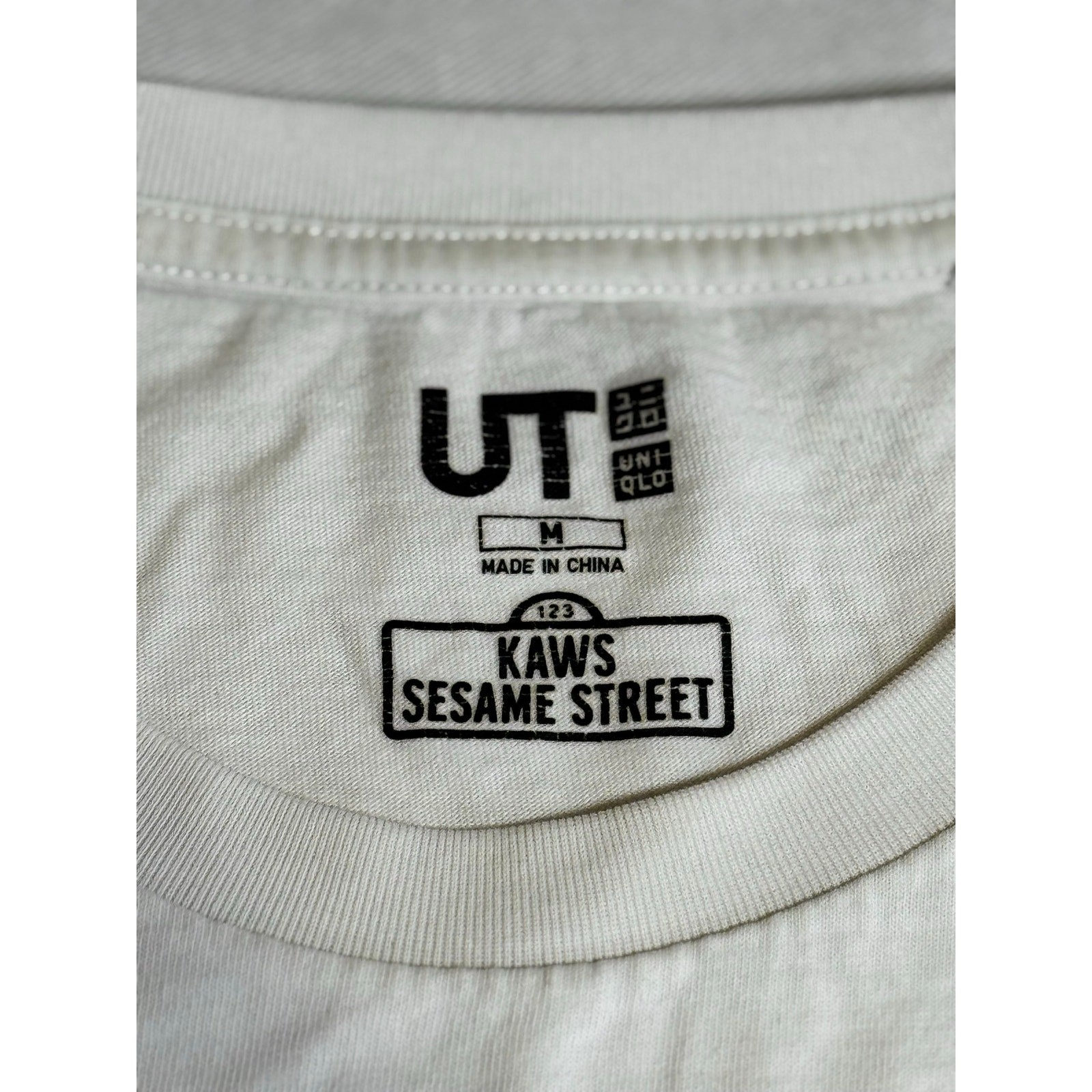 KAWS x Uniqlo Sesame Street Elmo Pocket Tee White T Shirt Men’s Medium 2018