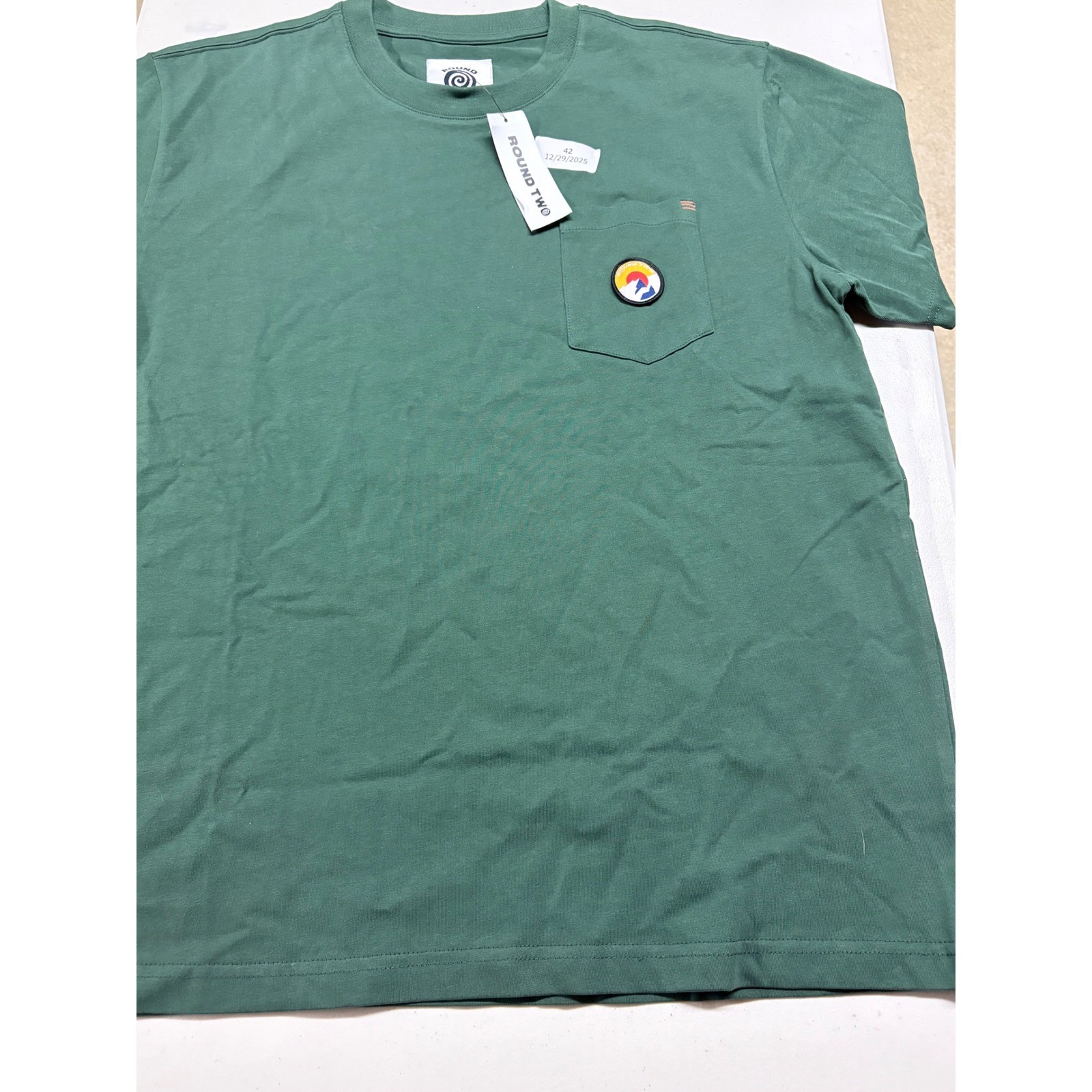 Round Two Hiking Logo Patch Pocket T-Shirt Green Men’s Size M New w/ tags