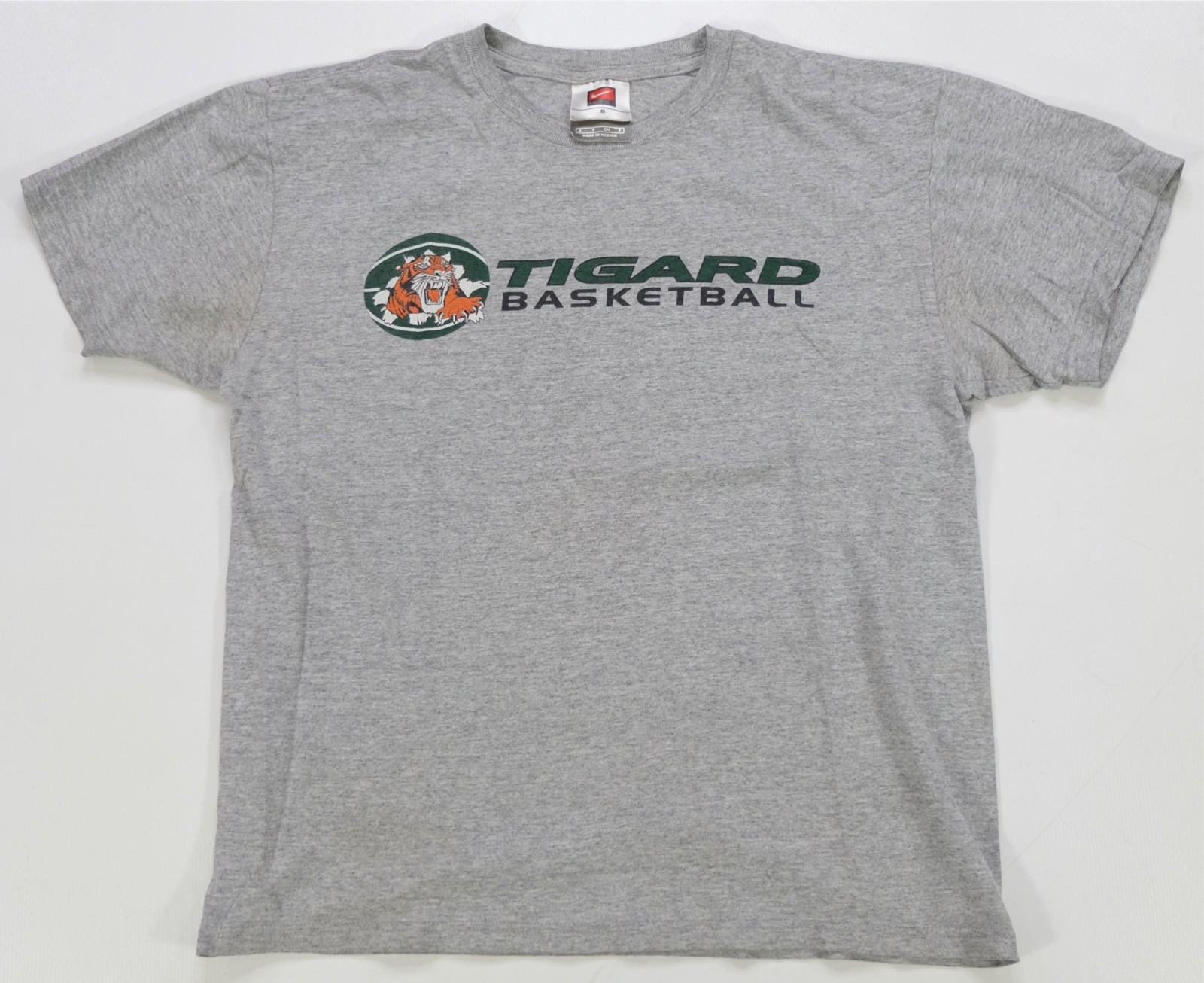 Rare VTG NIKE TEAM Tigard Basketball T Shirt 2000s Y2K Oregon High School Gray S