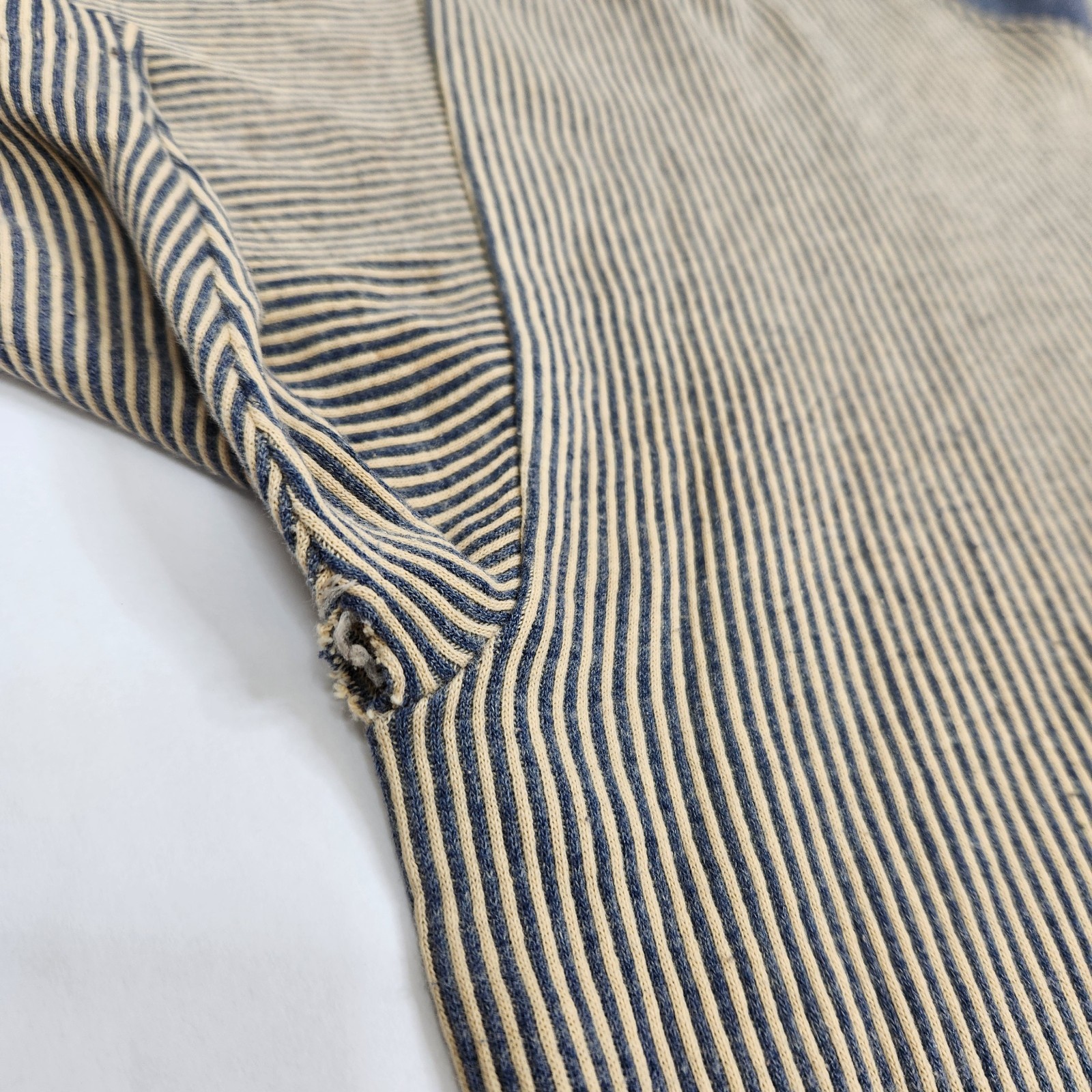 Cal Cru Vintage 90s Microstriped River Street Savannah GA Crew Neck Tee L