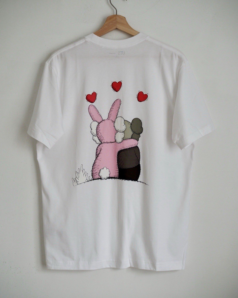 KAWS x Uniqlo Graphic Print Crew Neck Short Sleeve Unisex T-Shirt Large