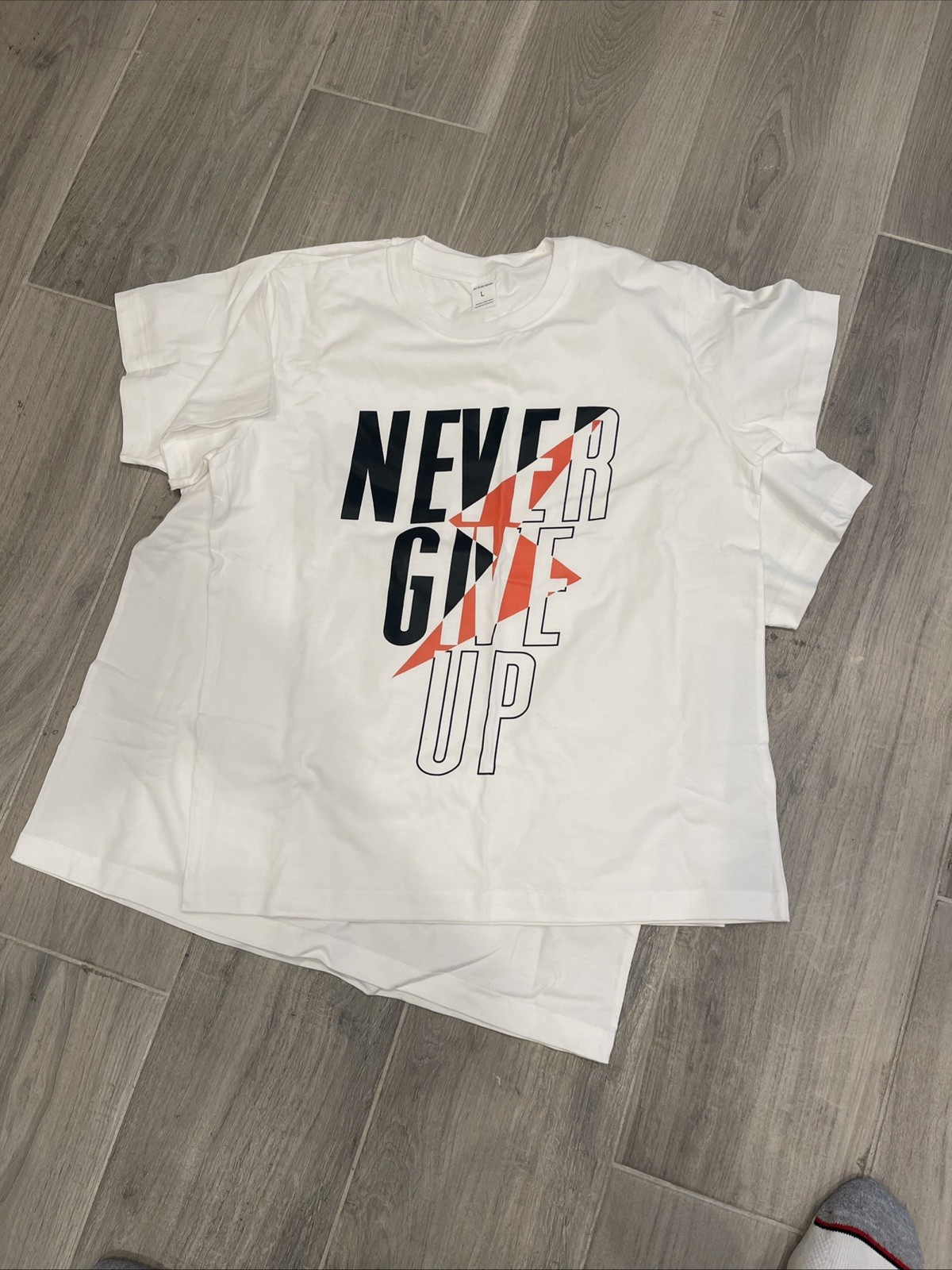 Men’S Casual “Never Give Up” Graphic T-Shirt – White With Bold Orange