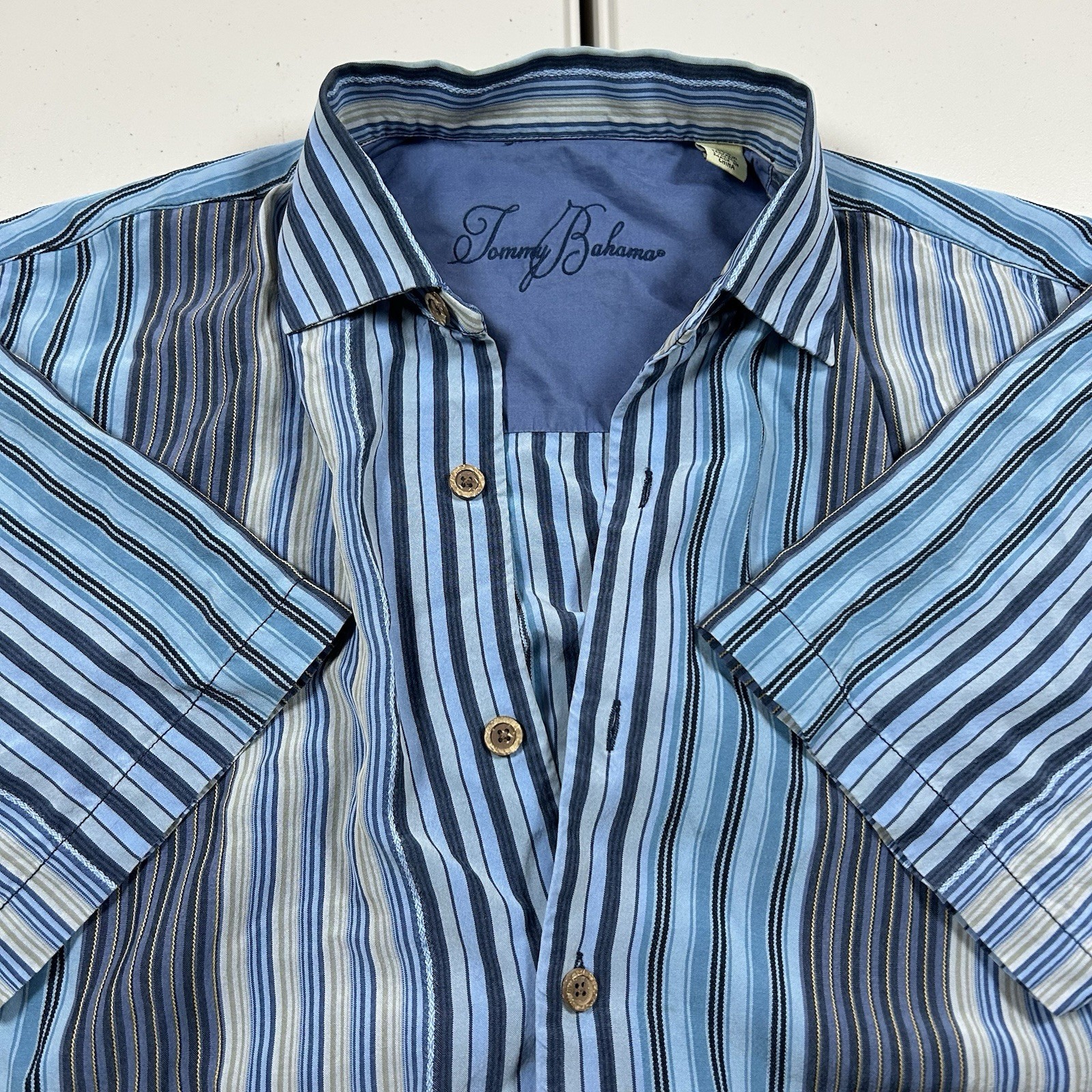 Tommy Bahama Blue Striped Button Up Shirt Men’s Size Medium Beach Vacation