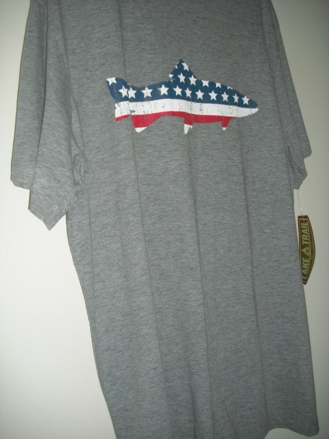 UNISEX LAKE AND TRAIL NWT, GRAY T SHIRT, WITH RED , WHITE , BLUE FISH, SIZE L