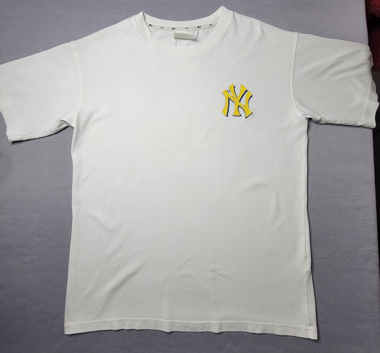 MLB Genuine Merchandise Yankees Chunky #Yankees White Graphic Tee Crew Neck XS