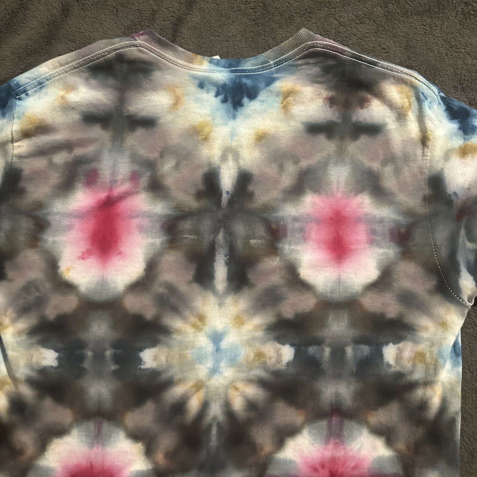 GILDAN TIE DYE Medium SHORT SLEEVE GRAY PINK BLUE RED Swirl OF MANY COLORS