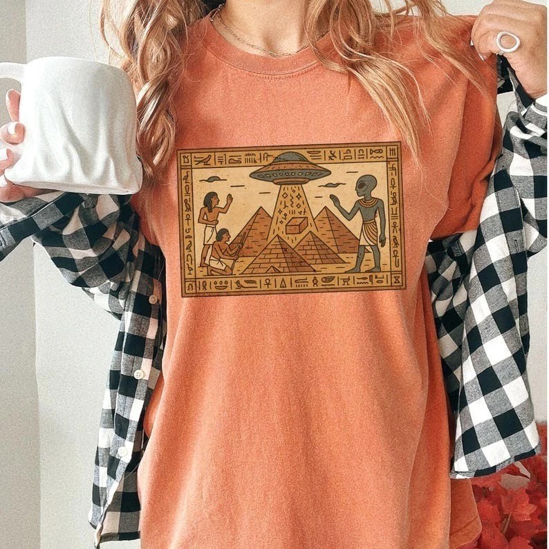 Ancient Egypt Alien UFO Pyramid Mystery Vintage Graphic Unisex T Shirt