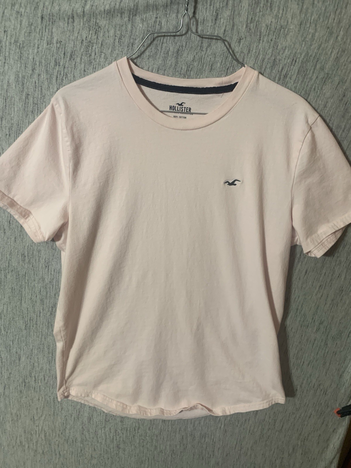 men’s Hollister Must-Have Collection Icon Crew T-Shirt in light pink Size M