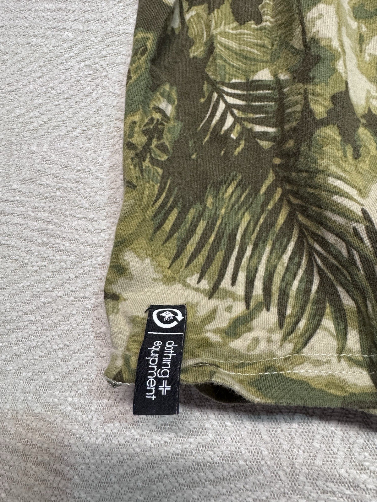 LRG Lifted Research Group LRG Camo Print T-Shirt Size M Front Pocket