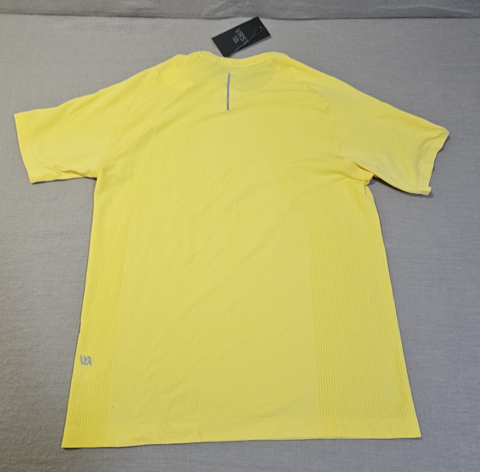 VRST Men’s Seamless T-Shirt Size Small Lightbeam Anti-Odor