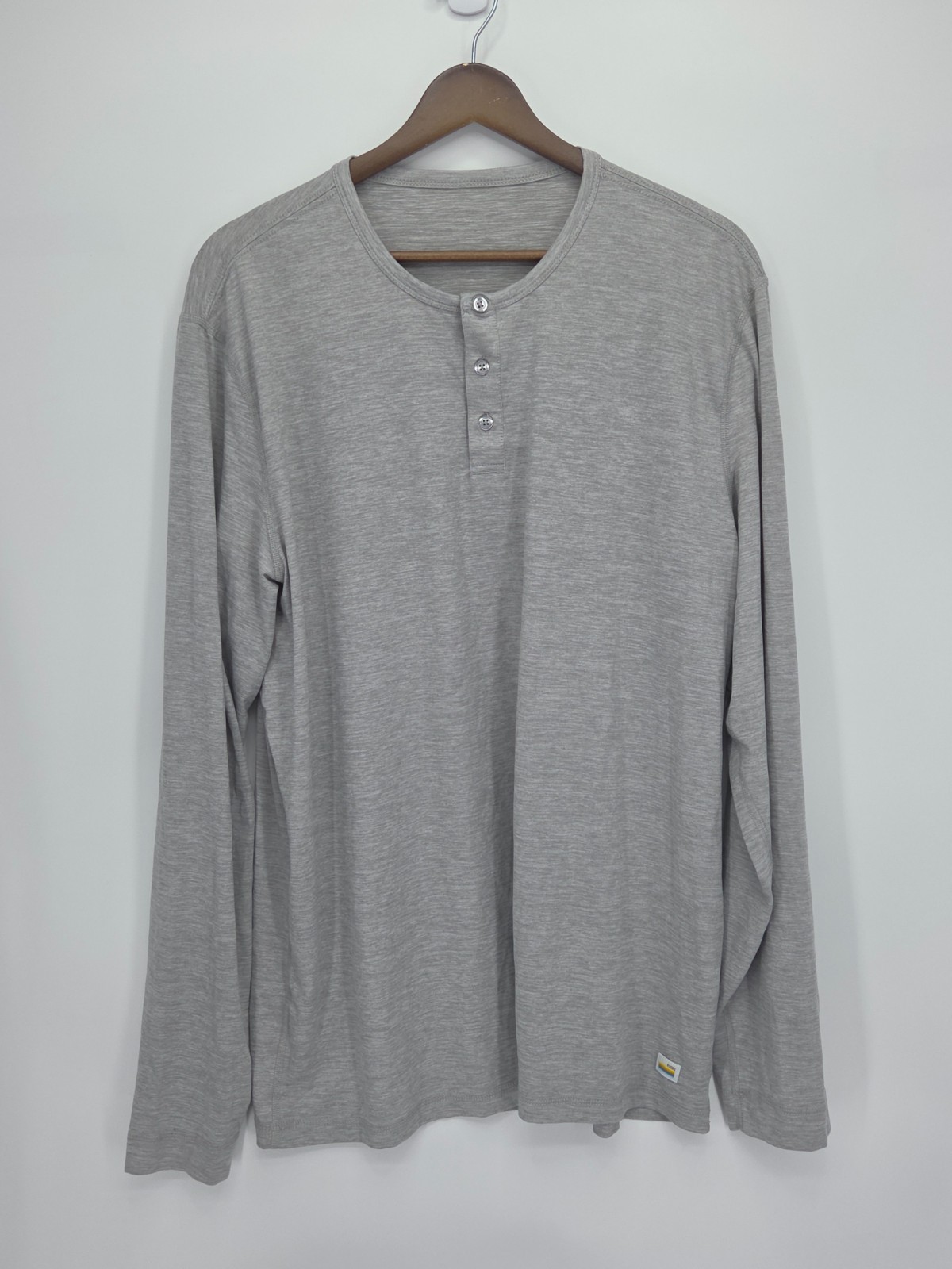 Vuori Ease Performance Henley Shirt Men’s XL Gray Long Sleeve Stretch V194