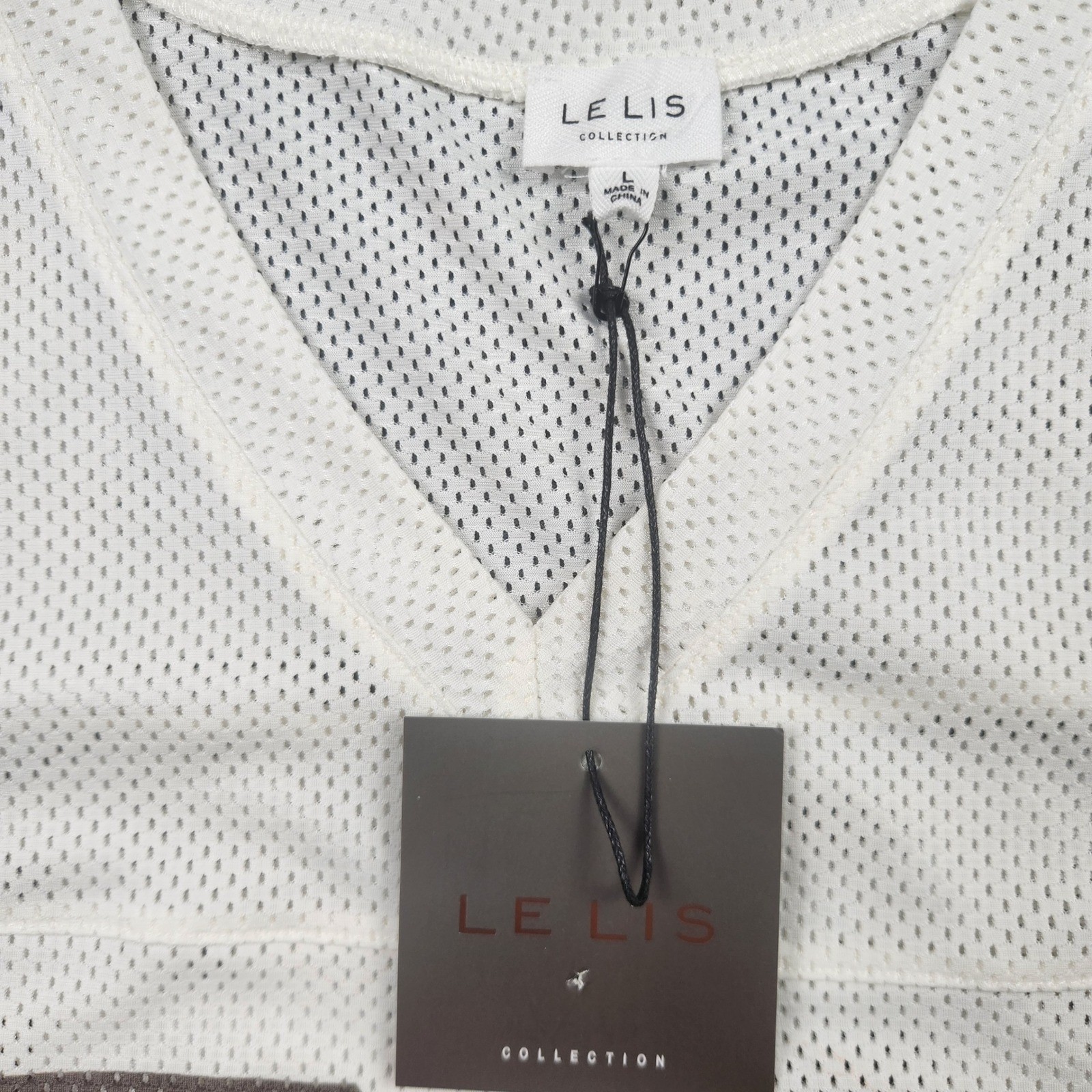 Le Lis White Mesh V-Neck Jersey Graphic 98 Top IT3716 Mens Large NEW