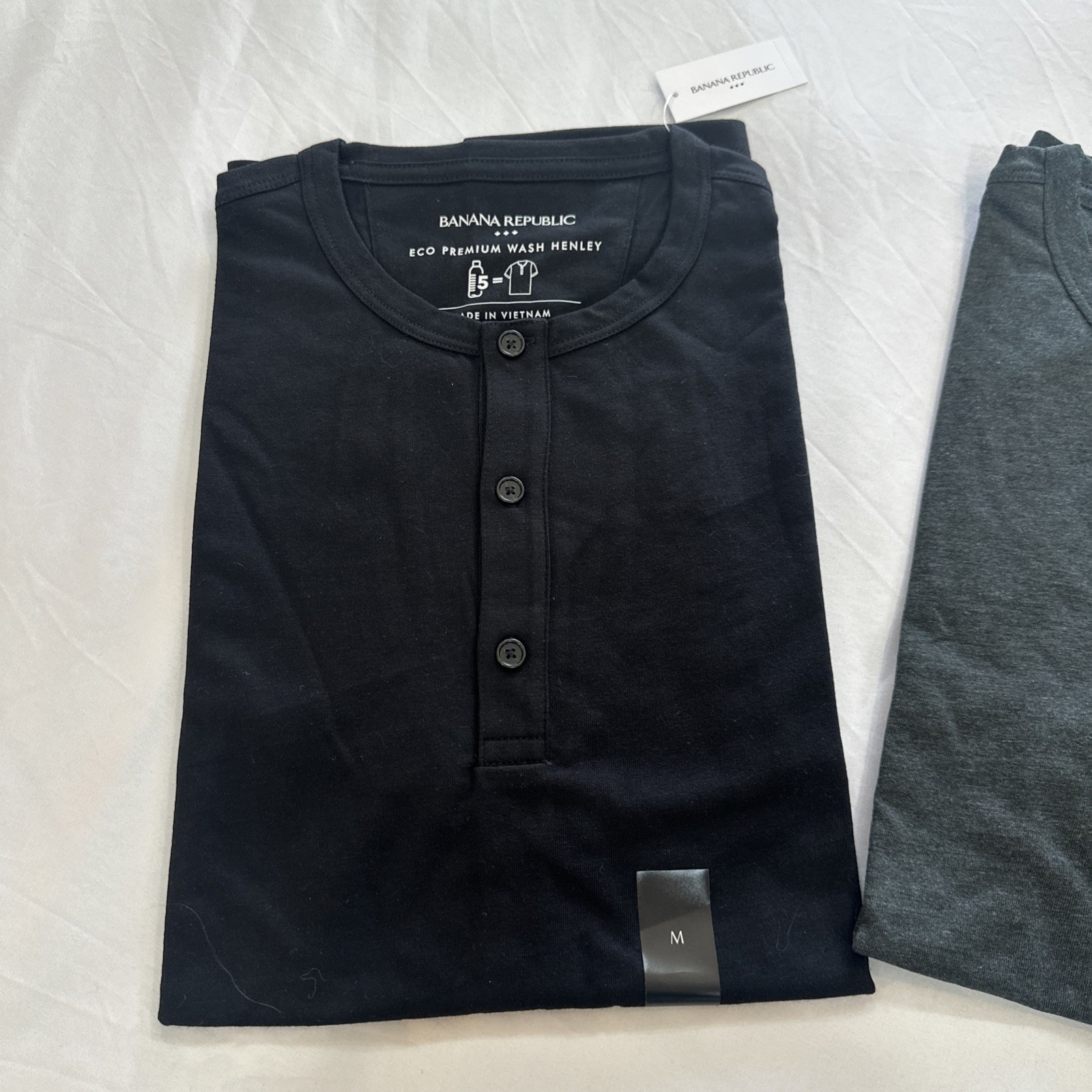 (2) Banana Republic Men Sz M Prem. Wash Henley Short Sleeve Black & Grey T-Shirt
